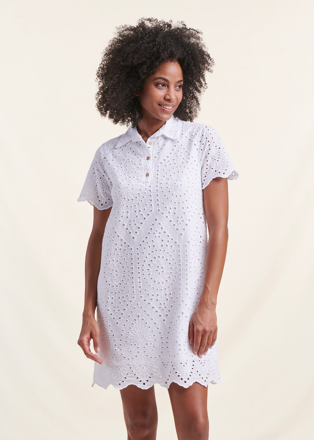 Robe courte blanche en broderie anglaise