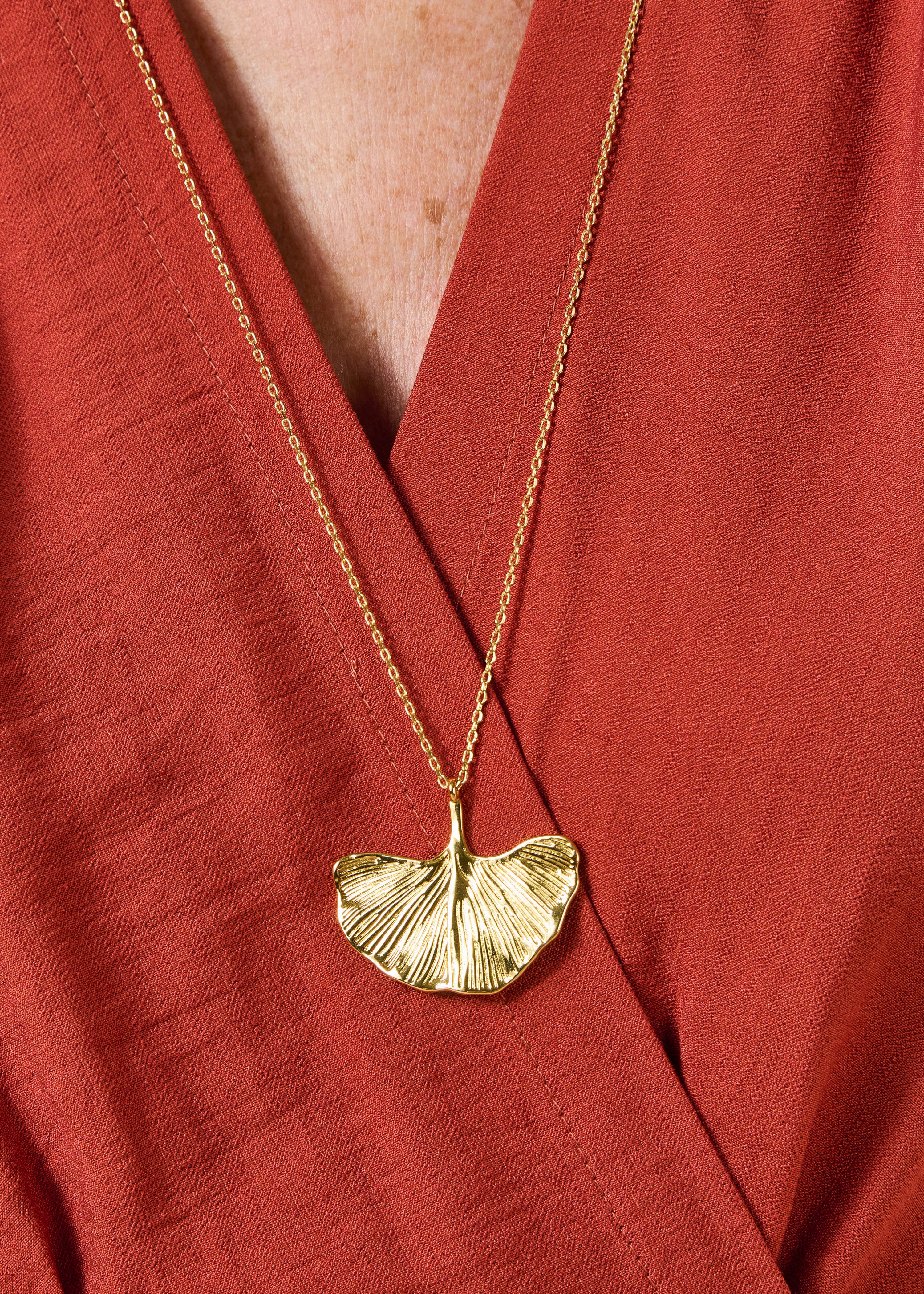 Gouden lange ketting met ginkgobloem