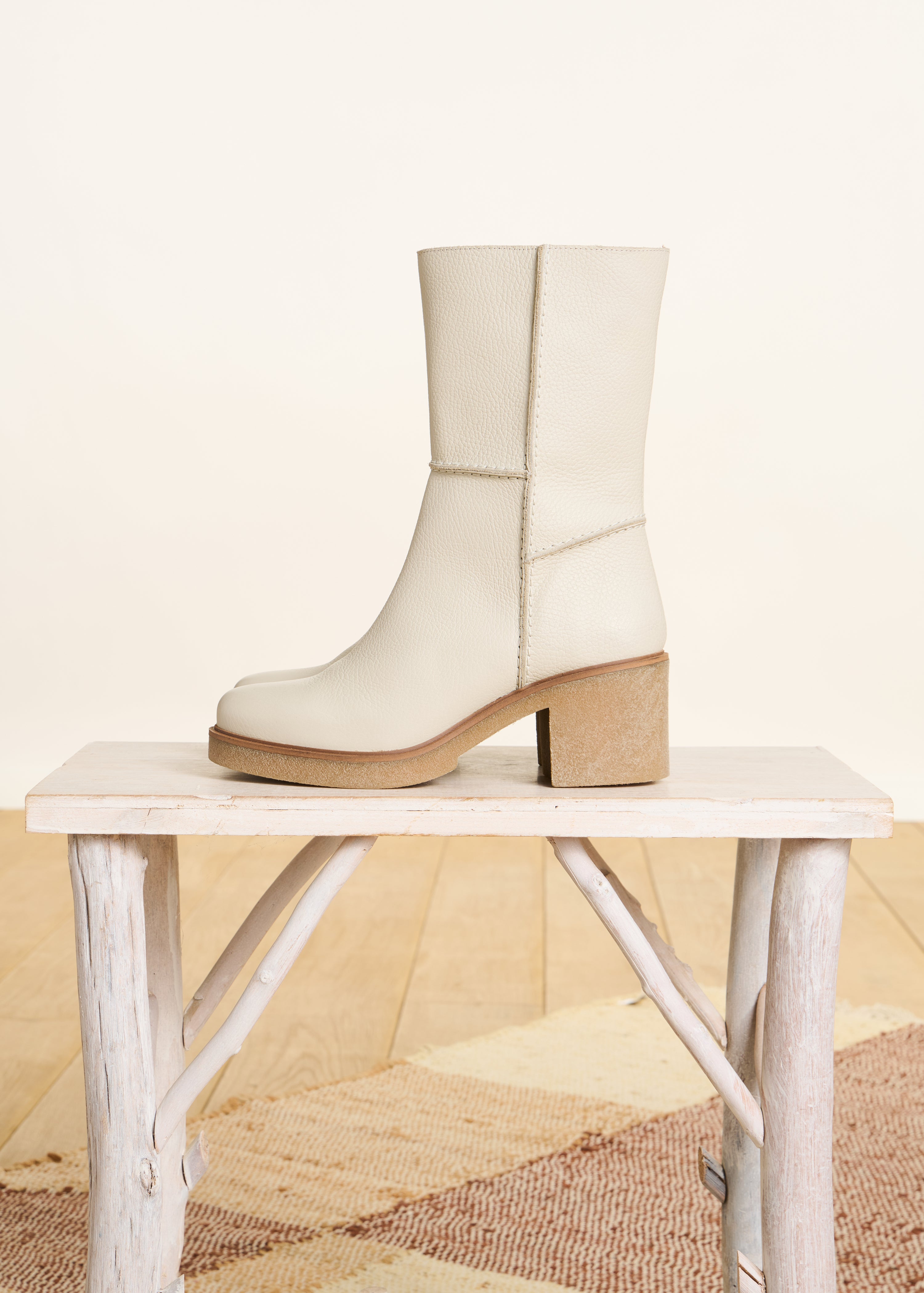 Halflange laarzen van écru leer