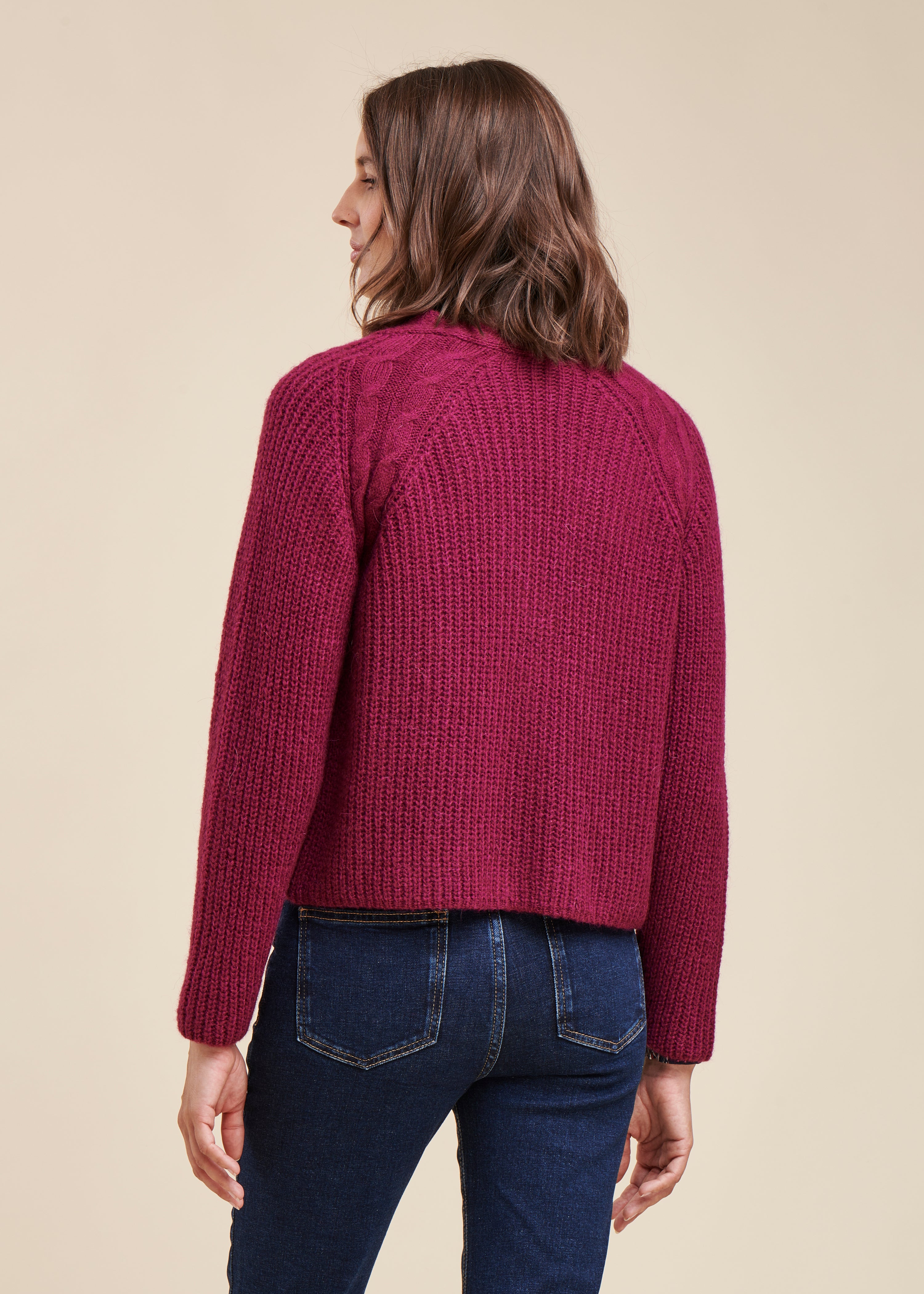 Funkelnder lila Cardigan mit V-Ausschnitt