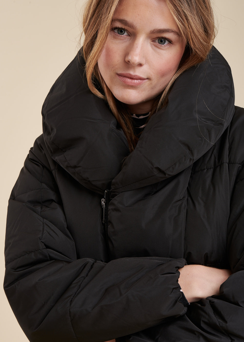 Kurze Daunenjacke aus recyceltem Polyester