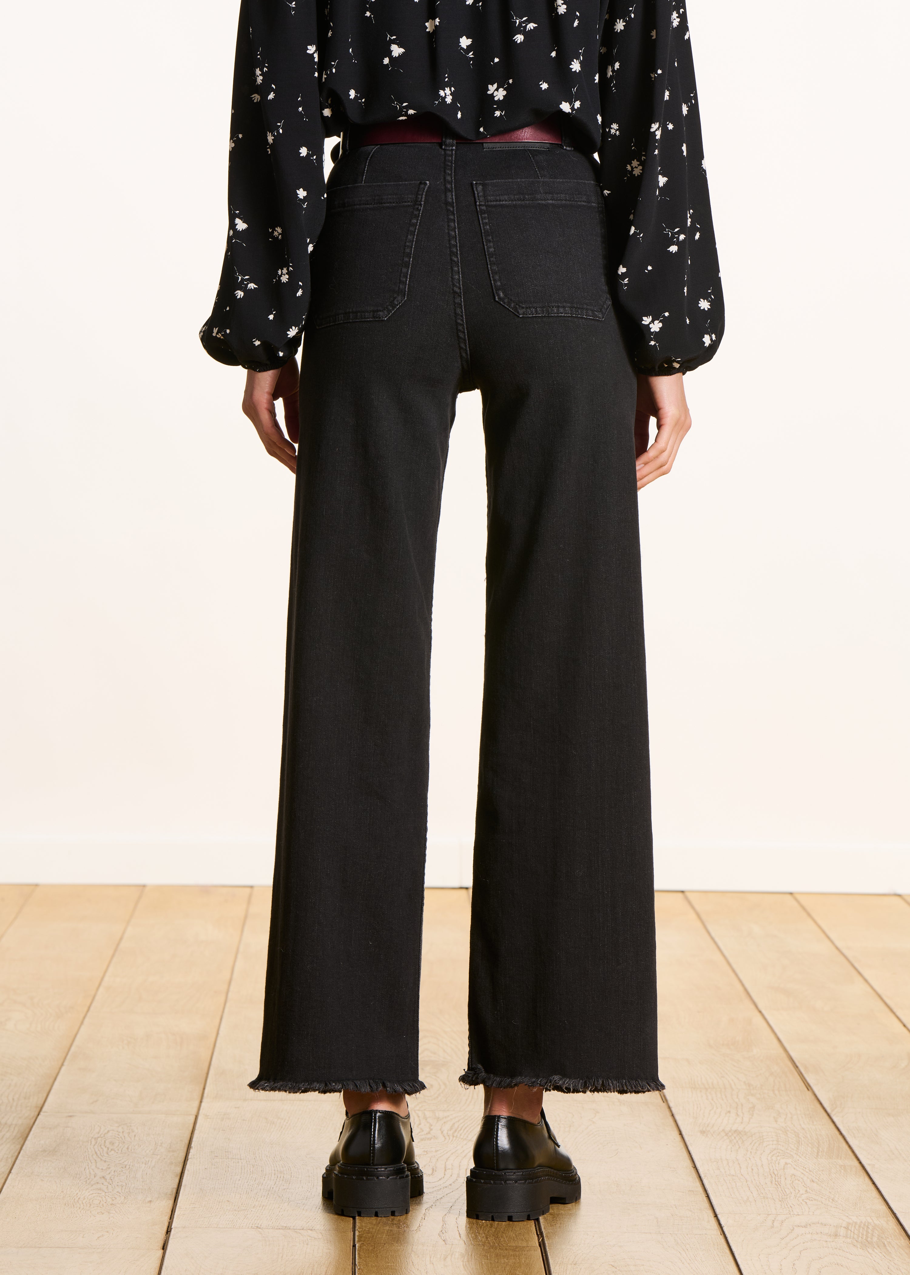 black high-waisted flare jeans in organic cotton