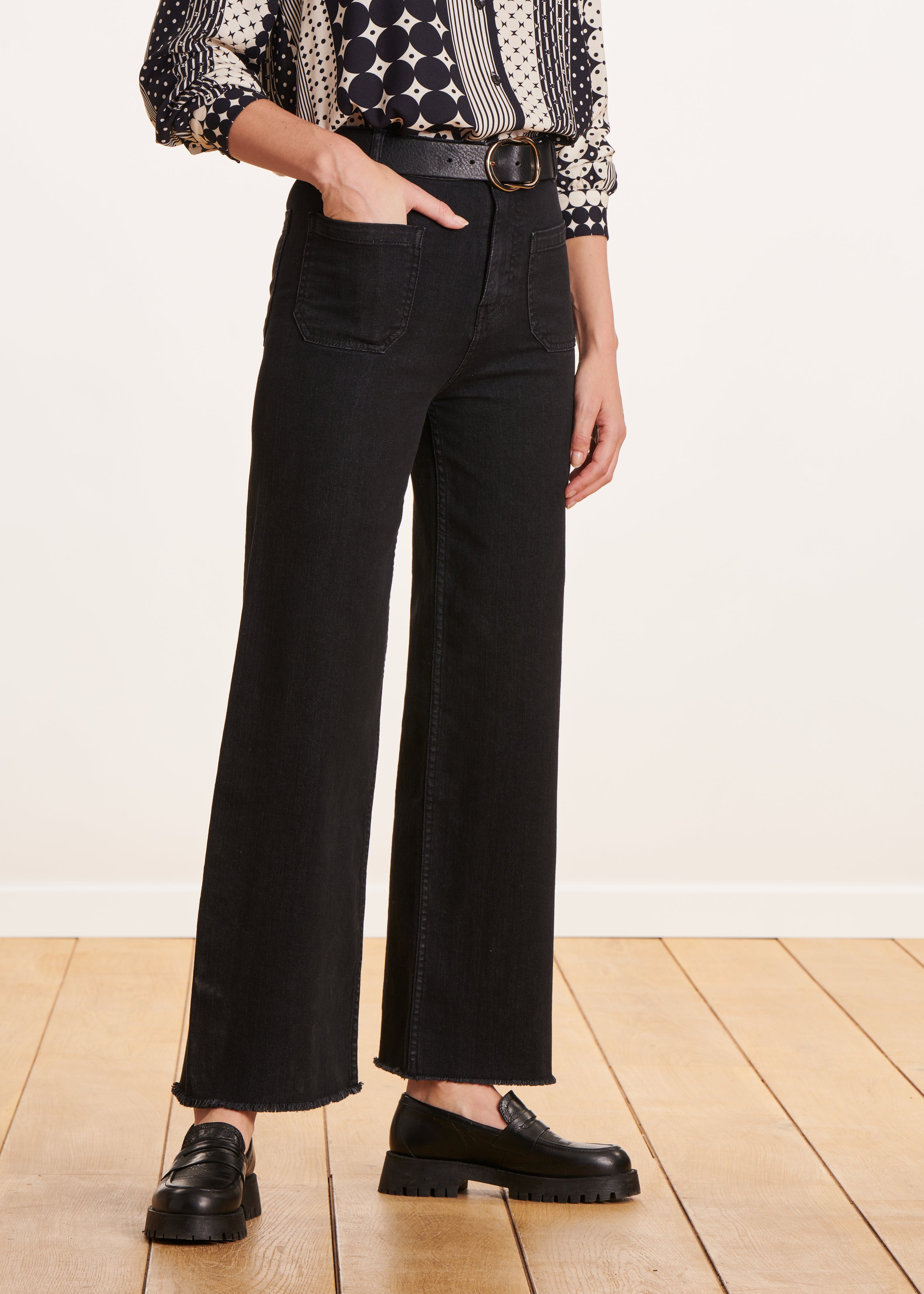 Black high-waisted flare jeans in organic cotton