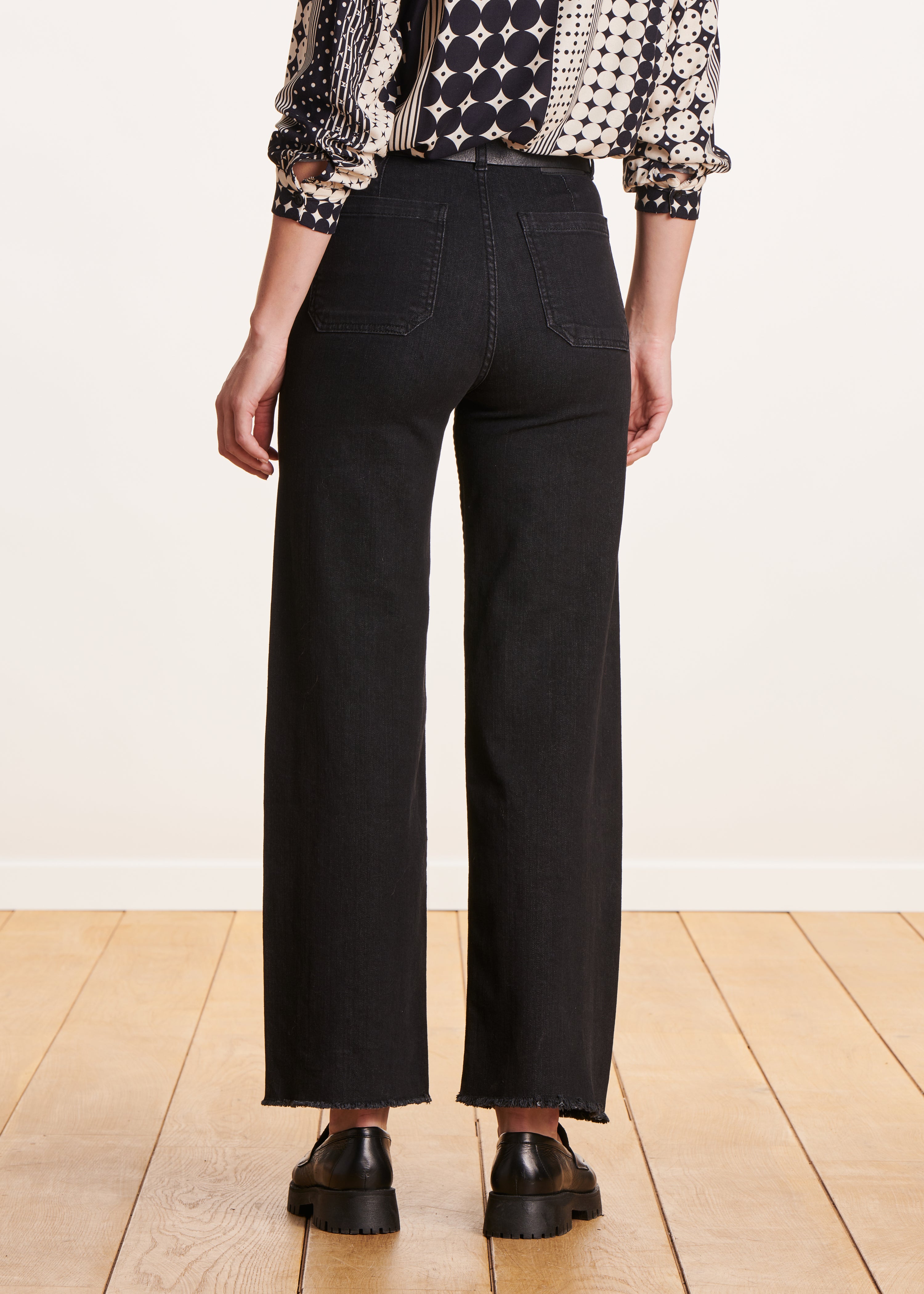 Black high-waisted flare jeans in organic cotton