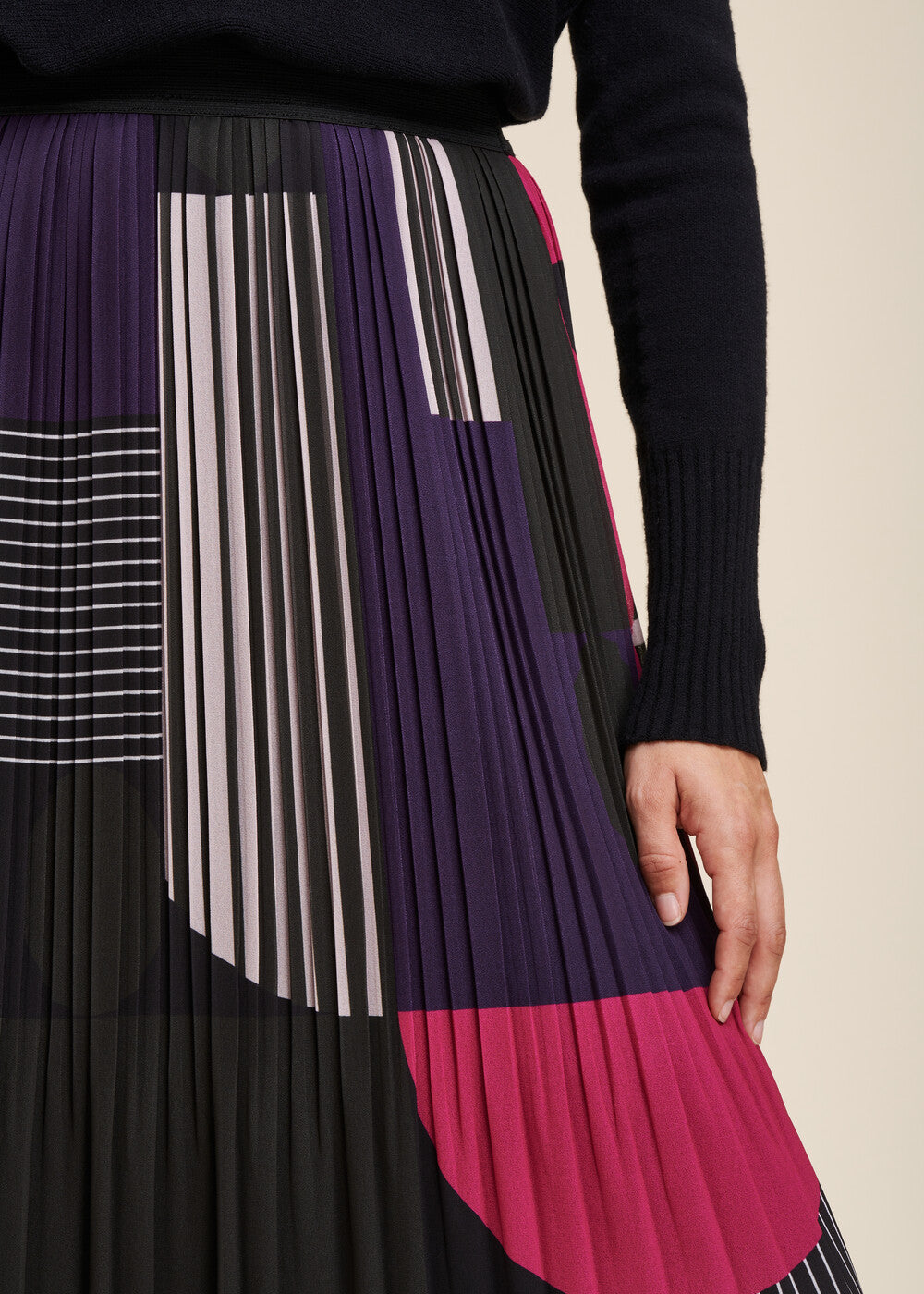 Long pleated skirt with graphic print