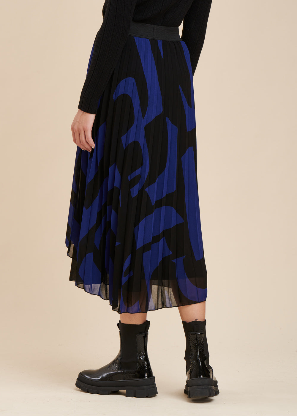 Long pleated skirt with graphic print and asymmetrical panel