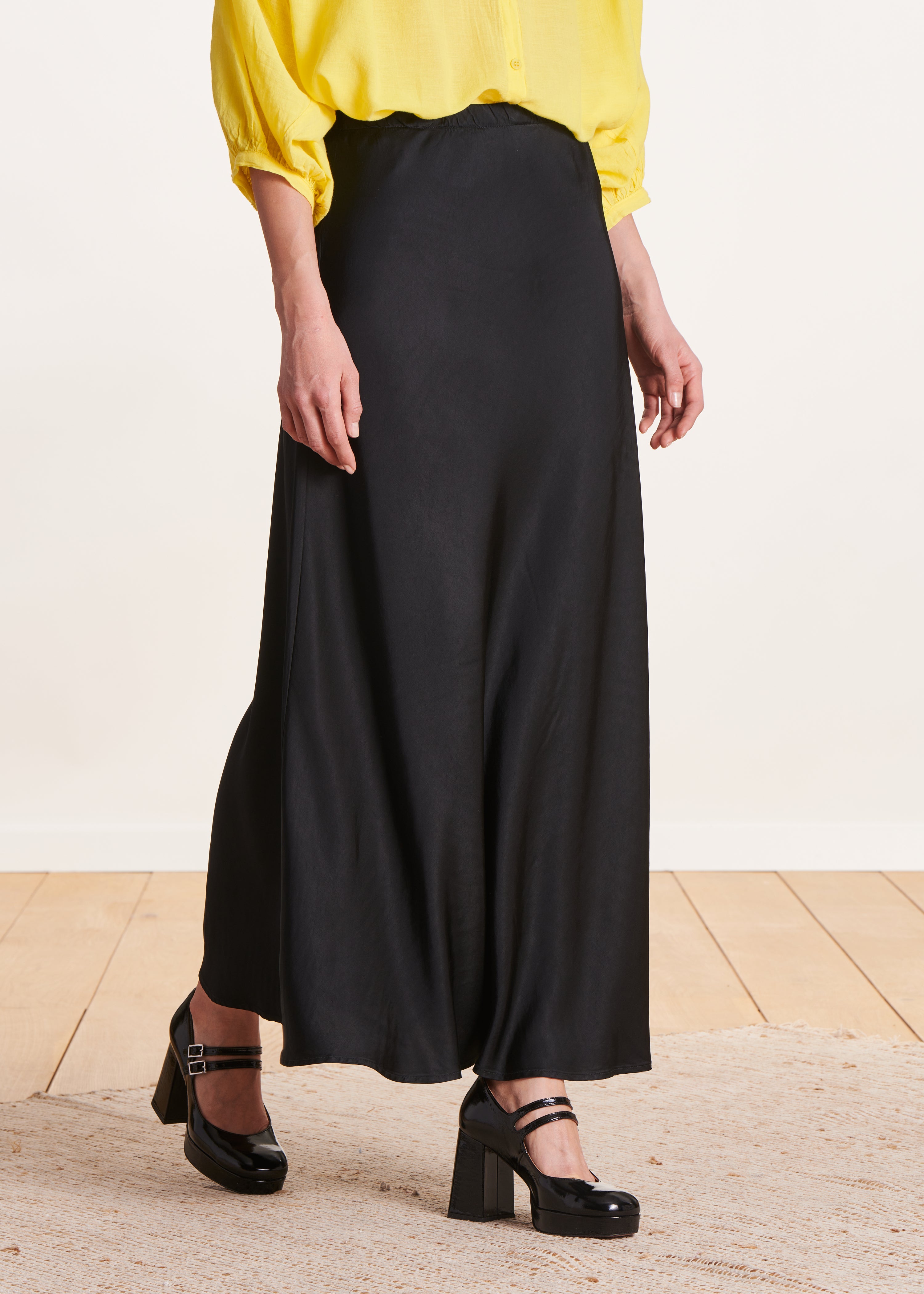 Jupe longue fluide noire en satin La Fée Maraboutée