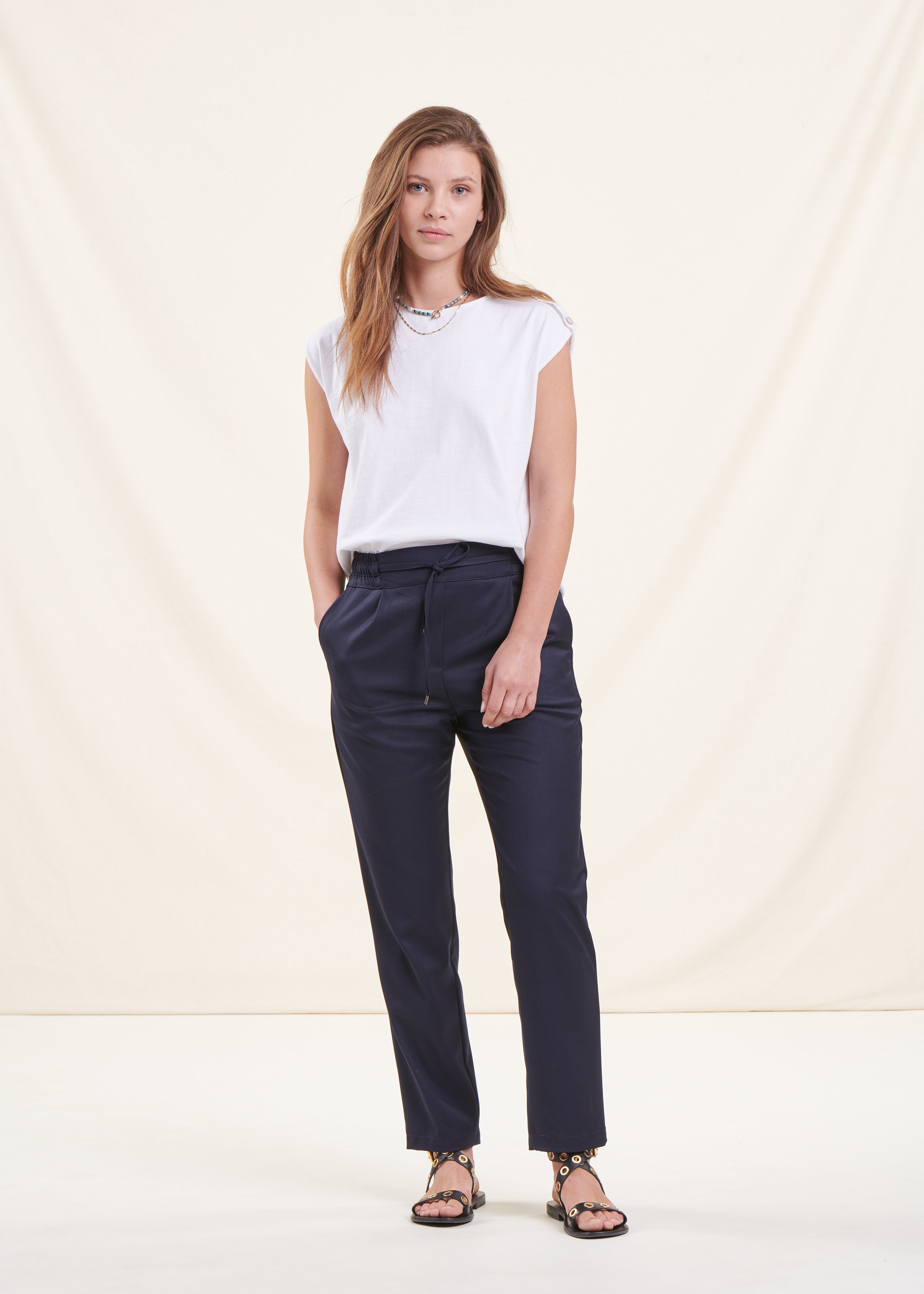 Pantalon bleu coupe carotte