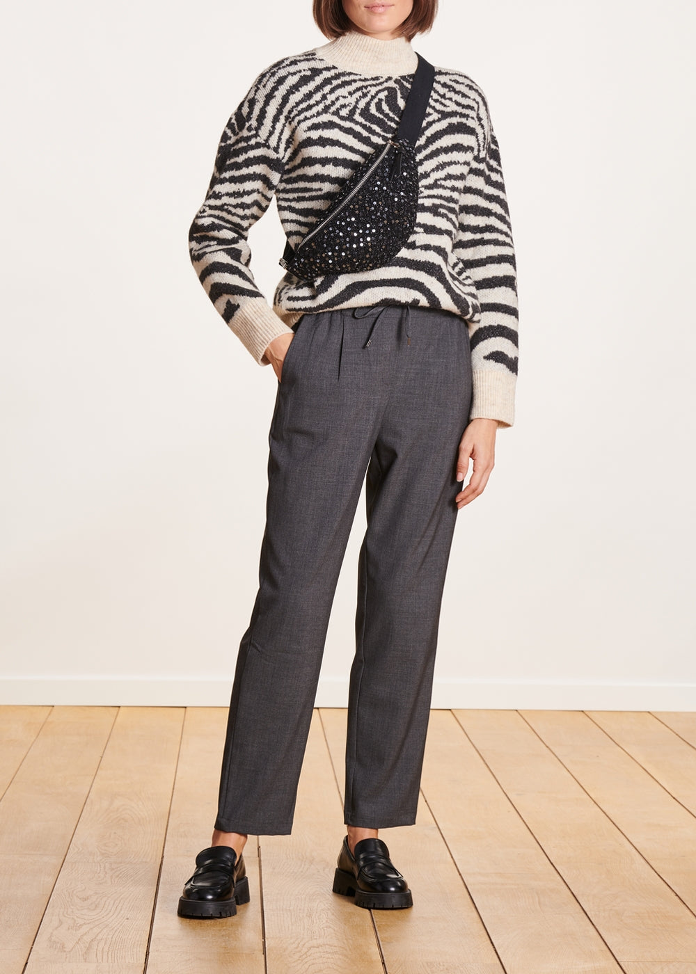 Pantalon bleu foncé coupe carotte à taille élastique