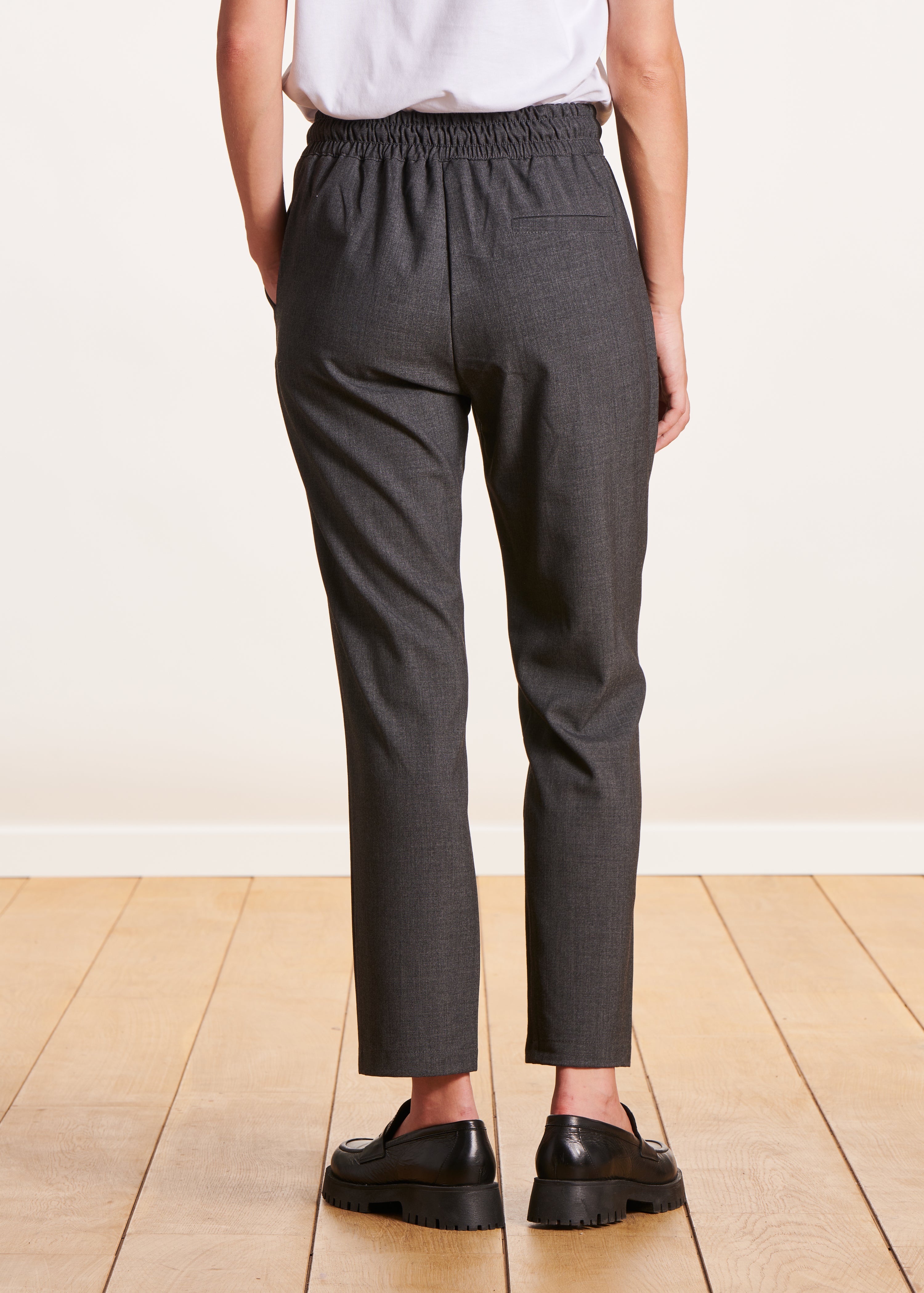 Pantalon gris foncé coupe carotte