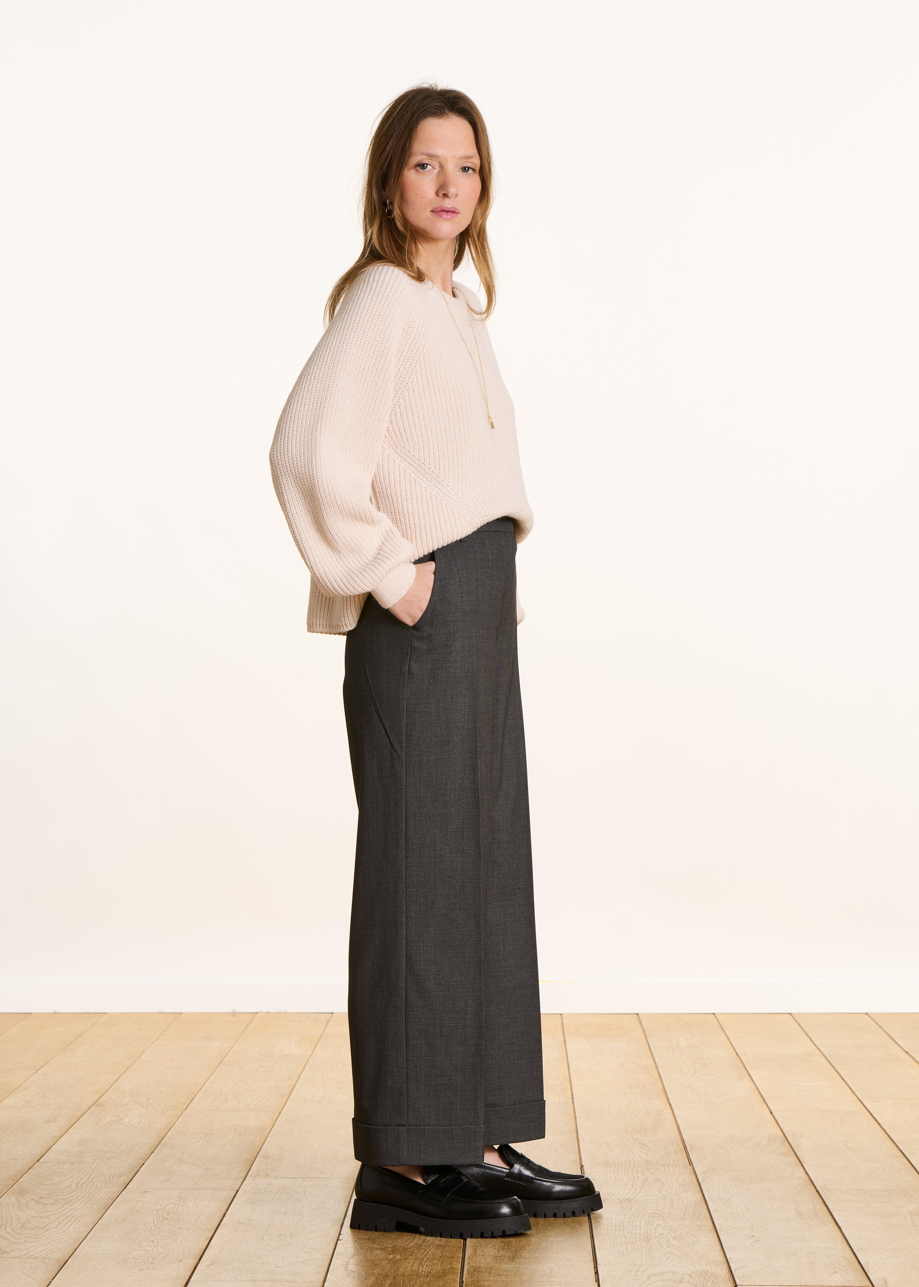 Pantalon gris foncé 7/8ème droit et large