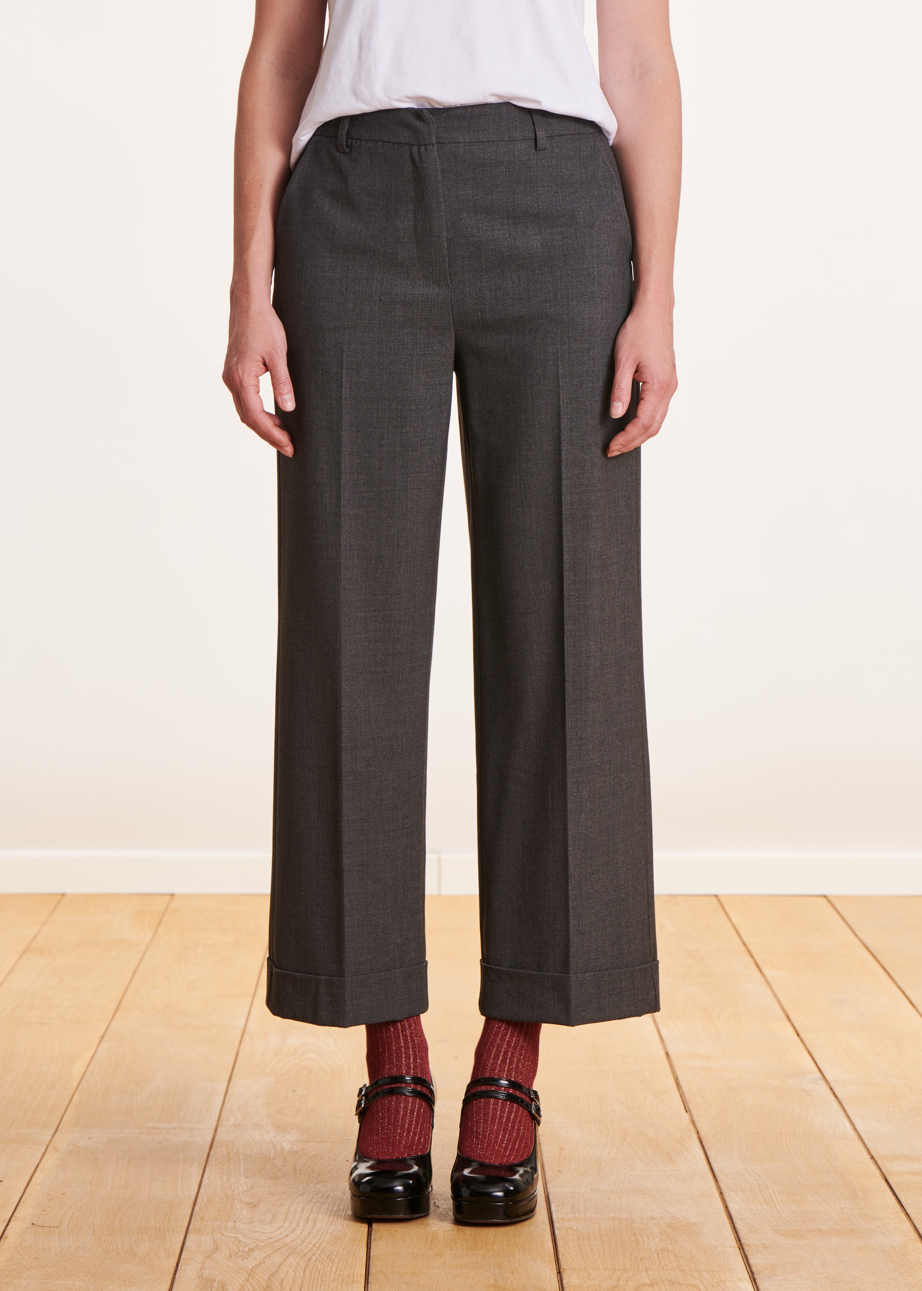 Straight-leg, wide-leg 7/8th dark grey trousers