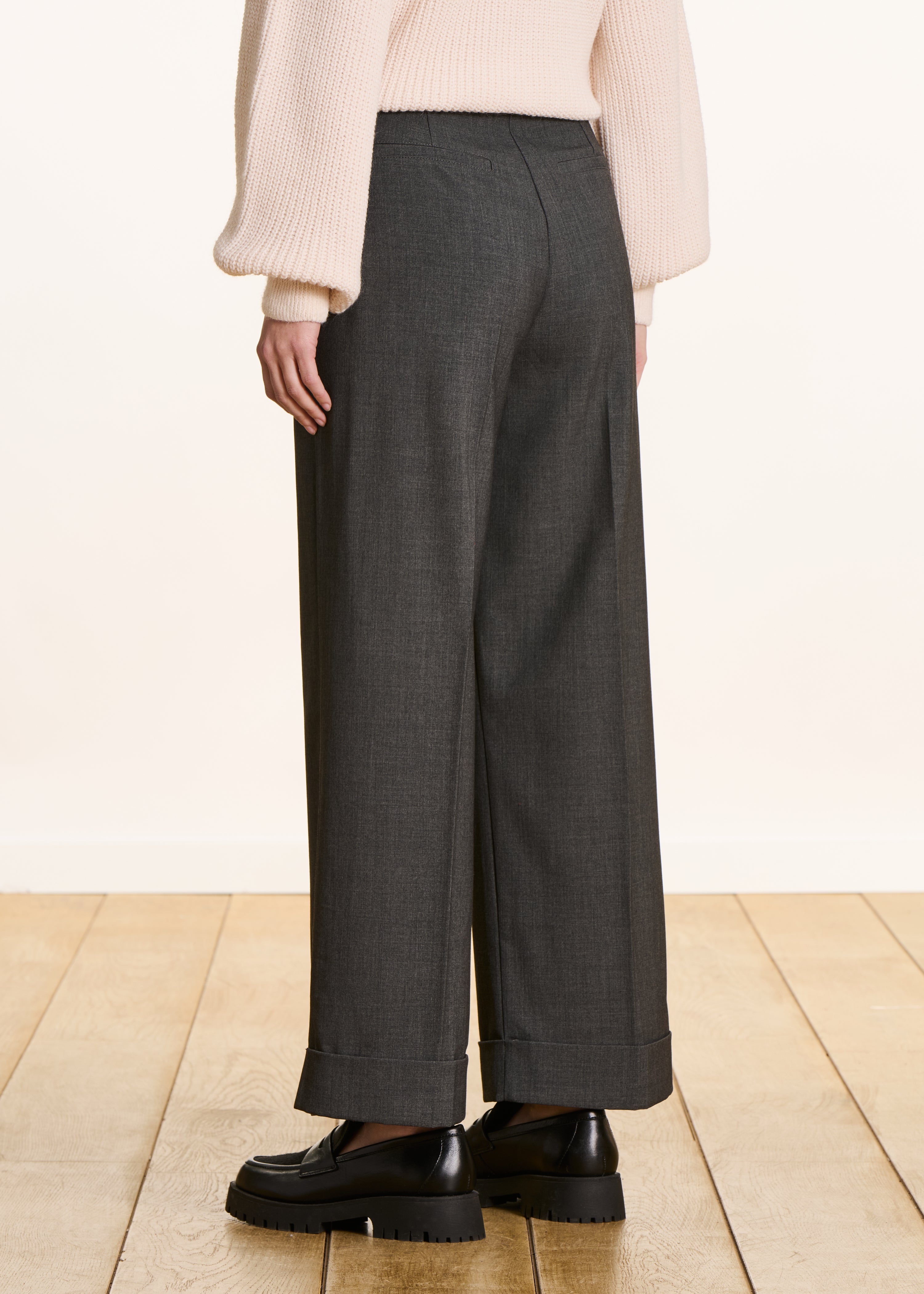 Pantalon gris foncé 7/8ème droit et large