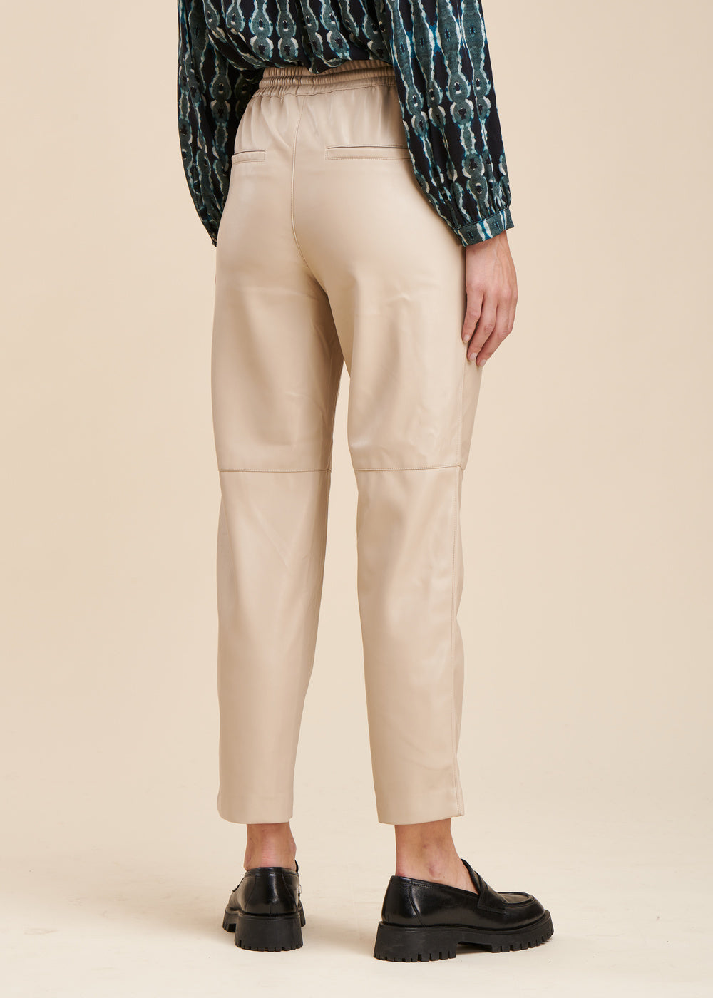 Pantalón jogger efecto piel