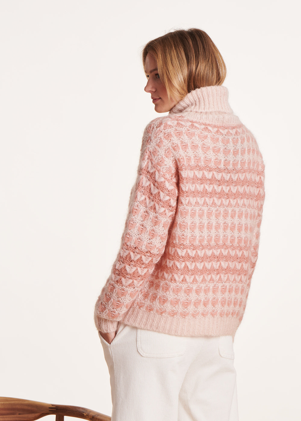 Pull rose en jacquard à col roulé