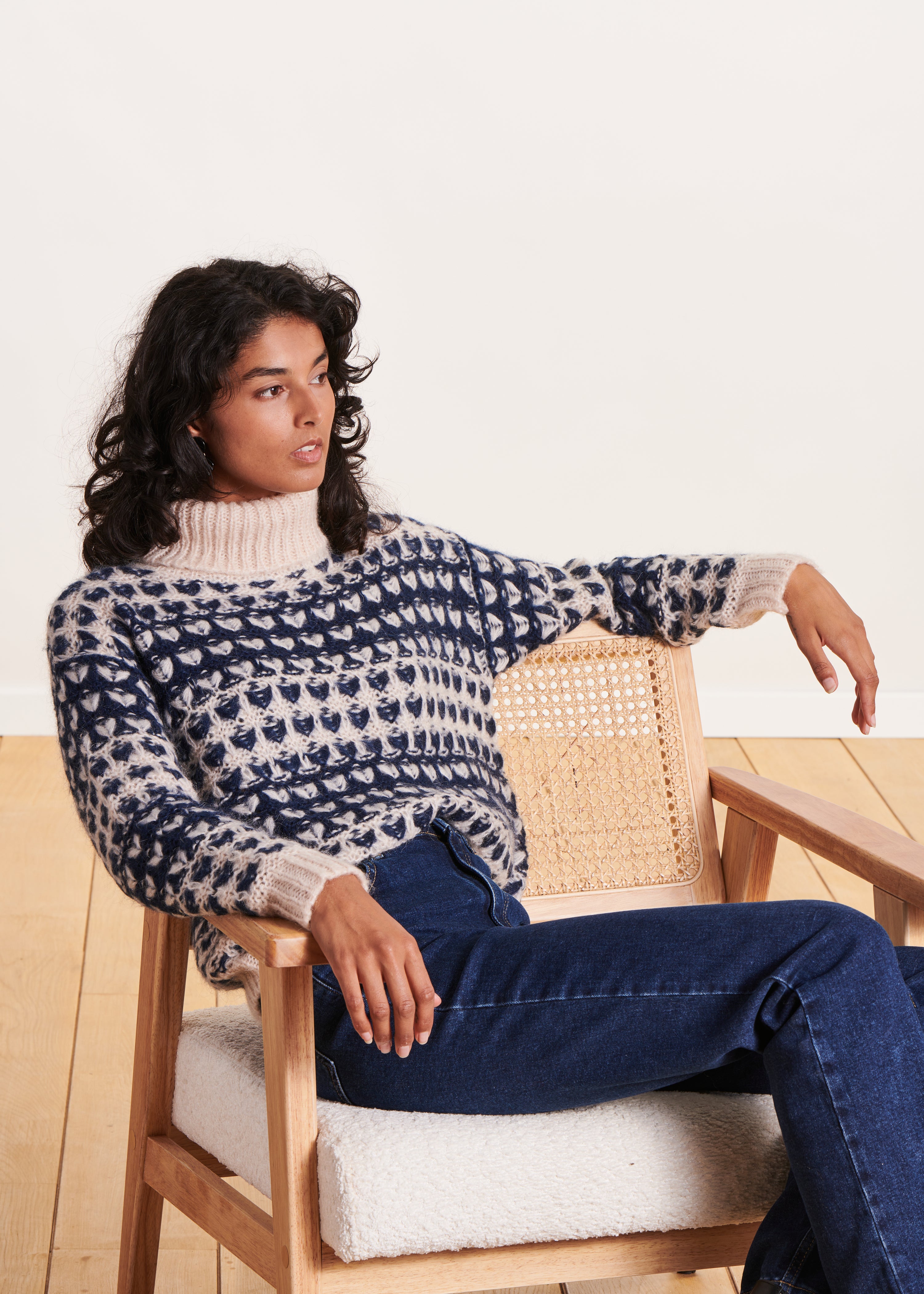 Pull bleu en jacquard à col roulé