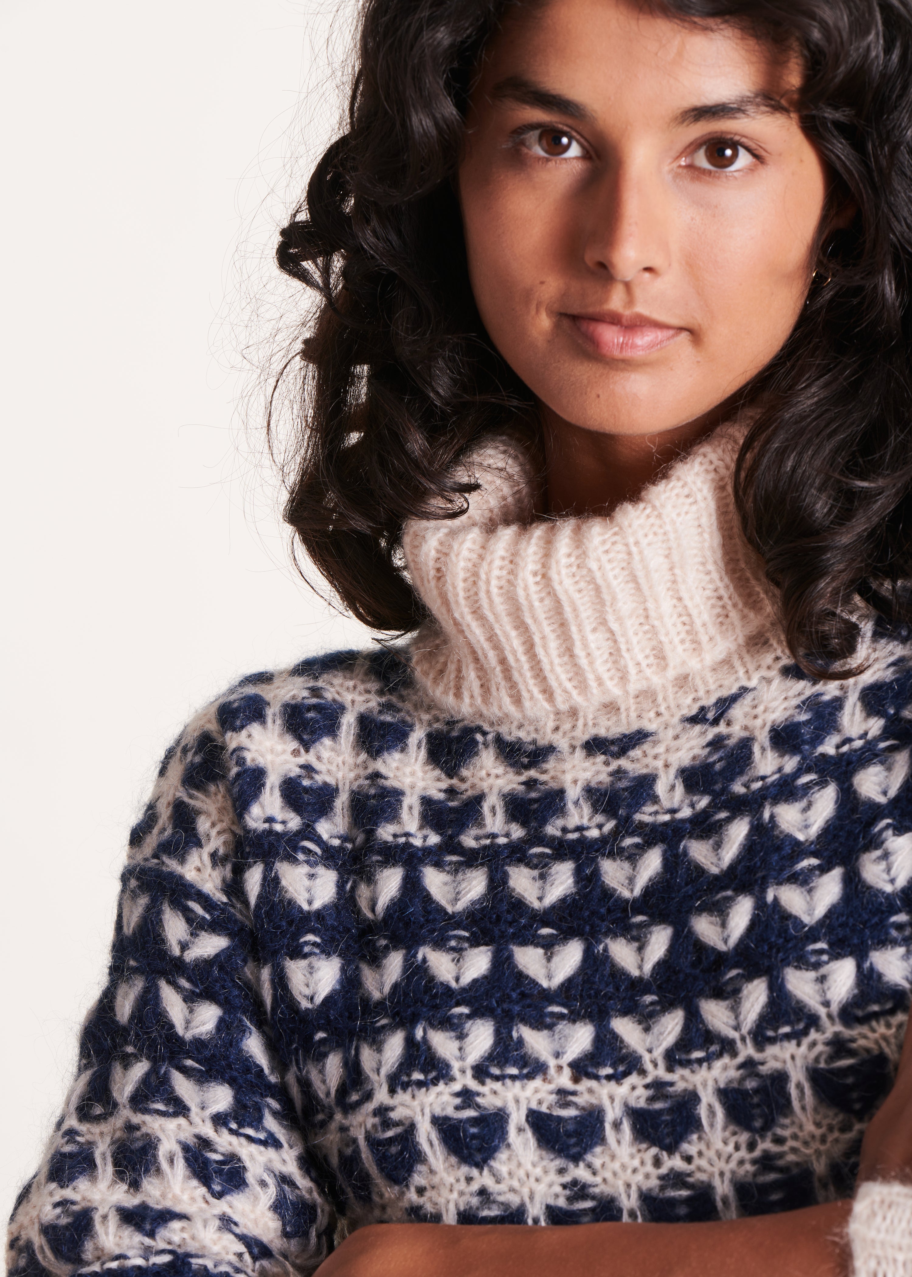 Pull bleu en jacquard à col roulé