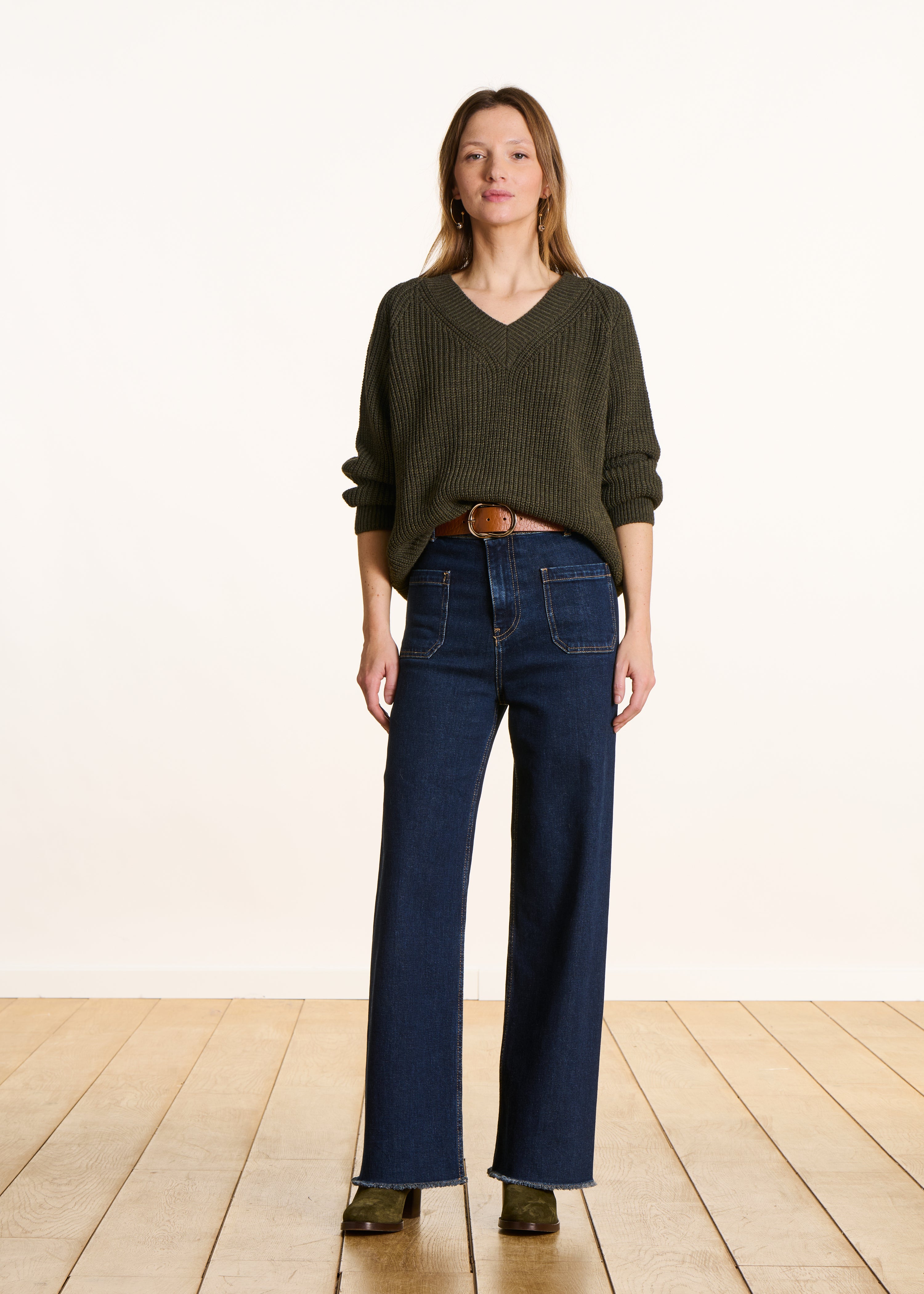 Maglione kaki con scollo a V in maglia a coste perlata