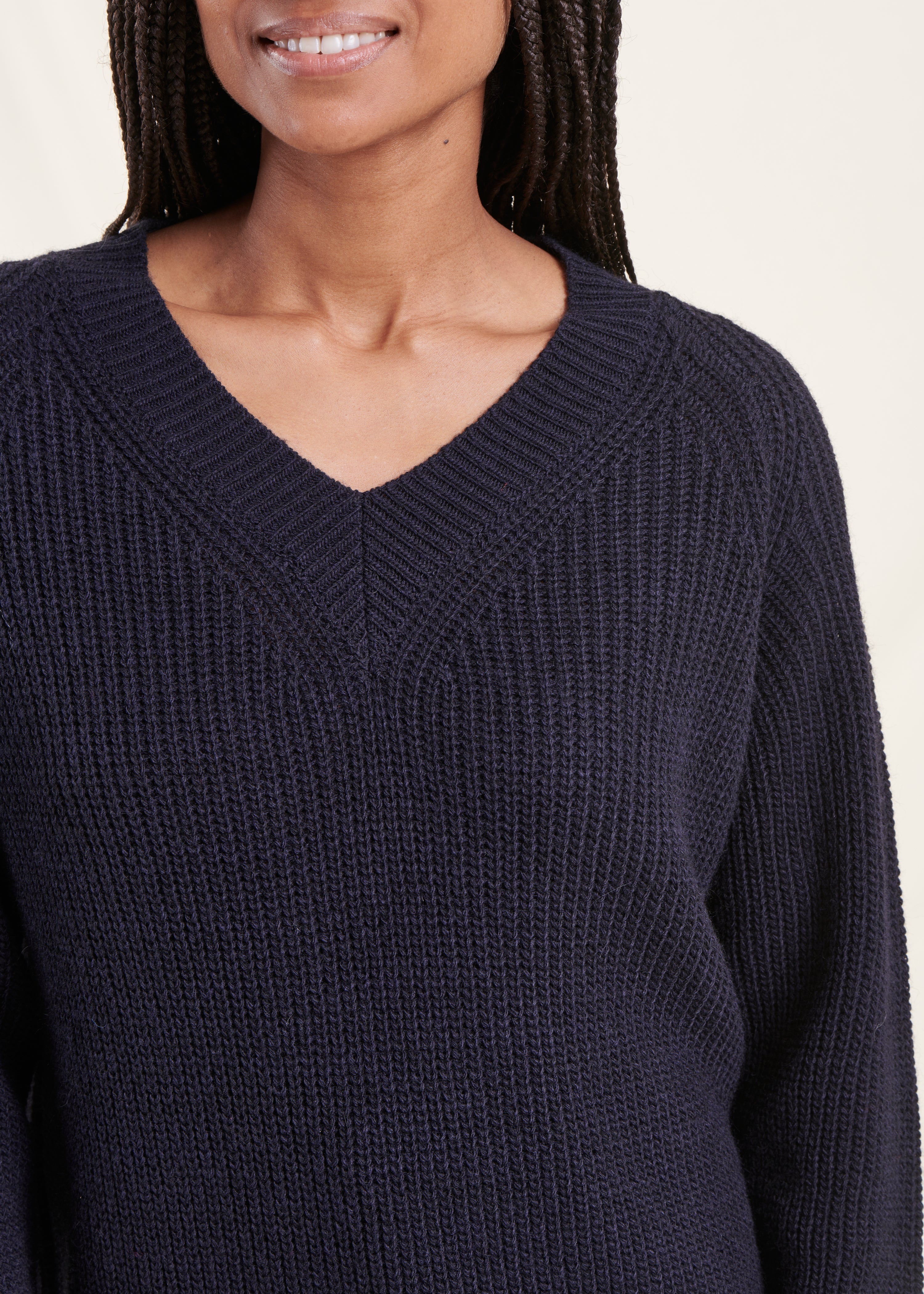 Marineblauer Pullover mit V-Ausschnitt aus Perlenrippstrick