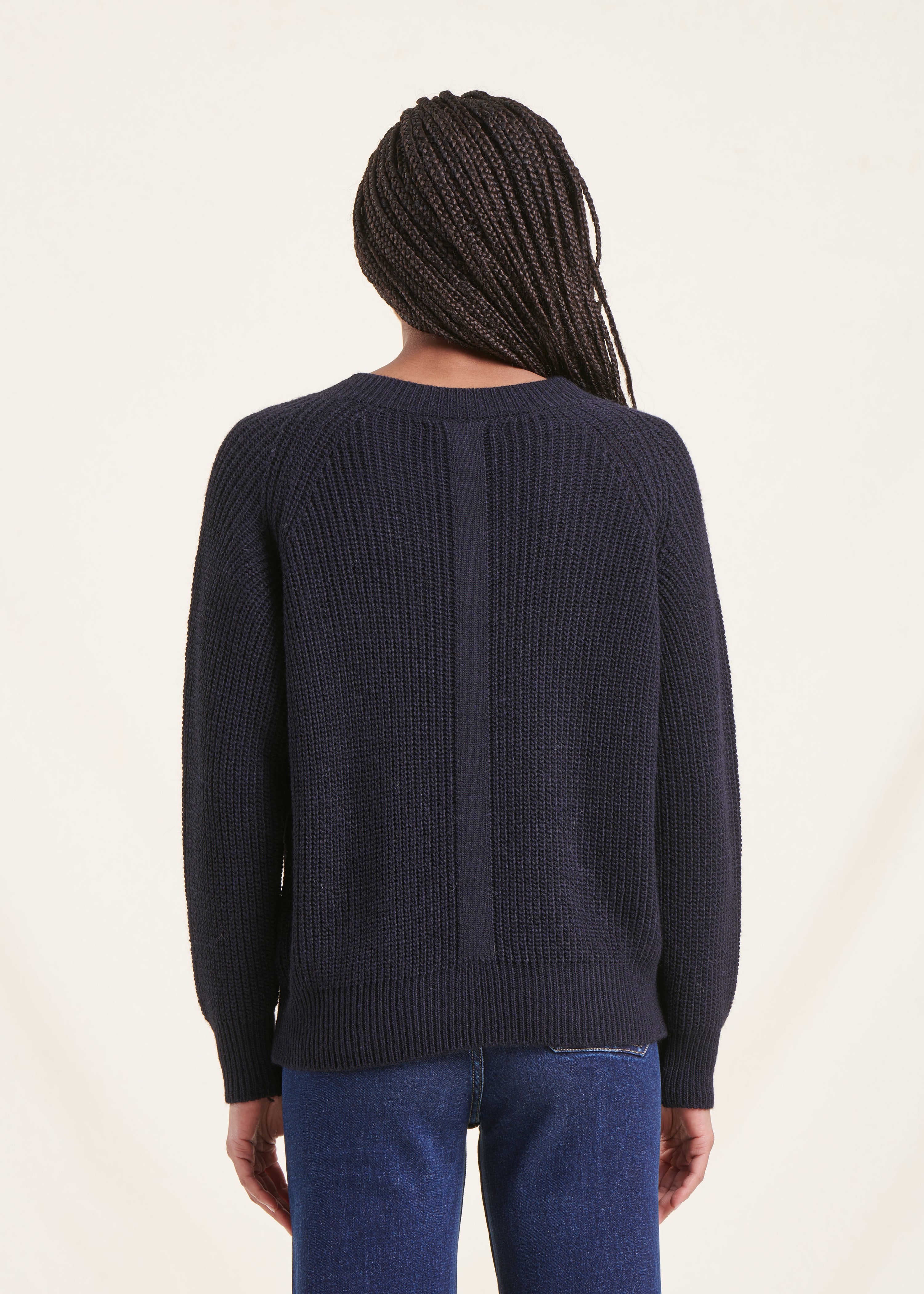 Marineblauer Pullover mit V-Ausschnitt aus Perlenrippstrick