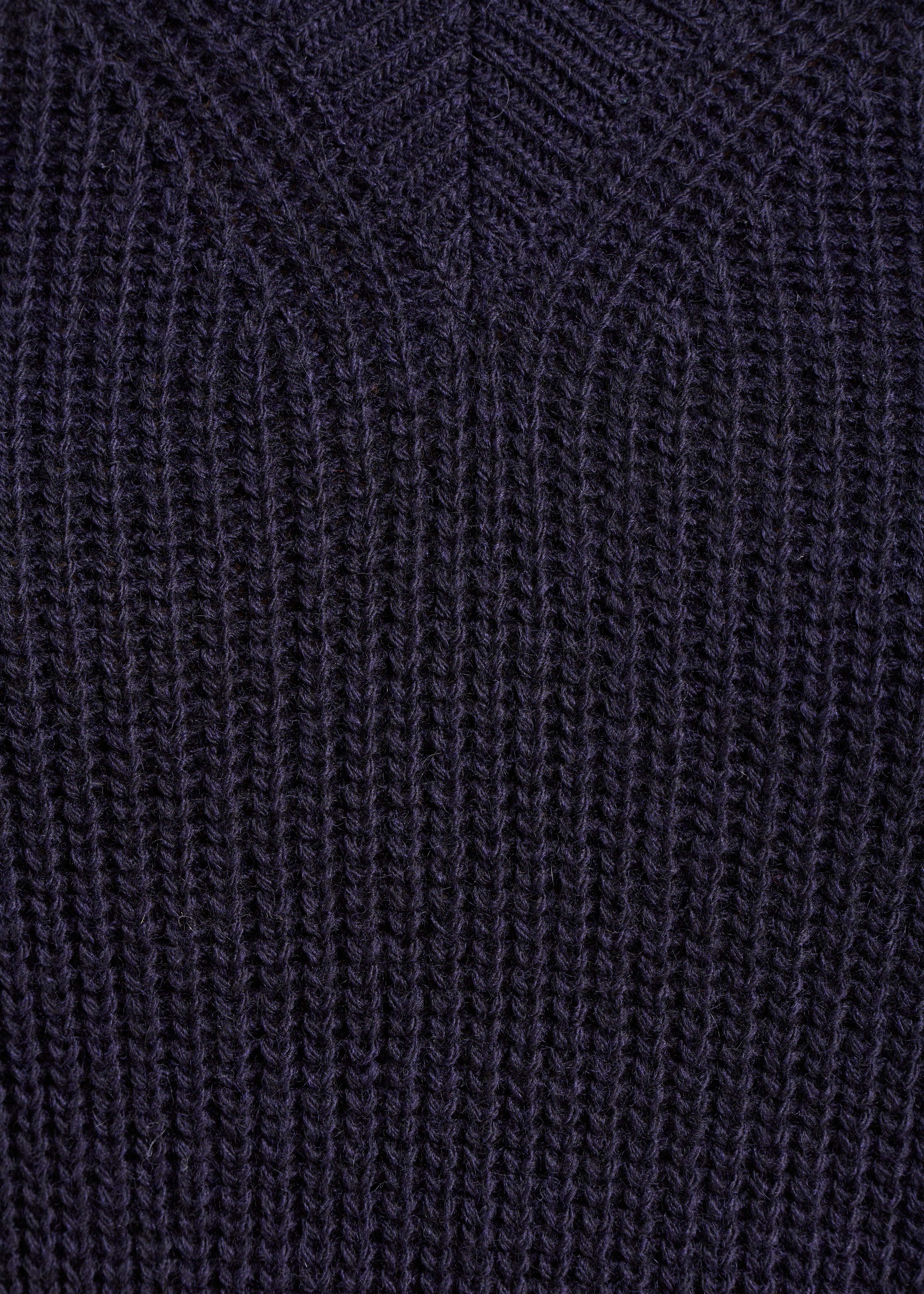 Marineblauer Pullover mit V-Ausschnitt aus Perlenrippstrick