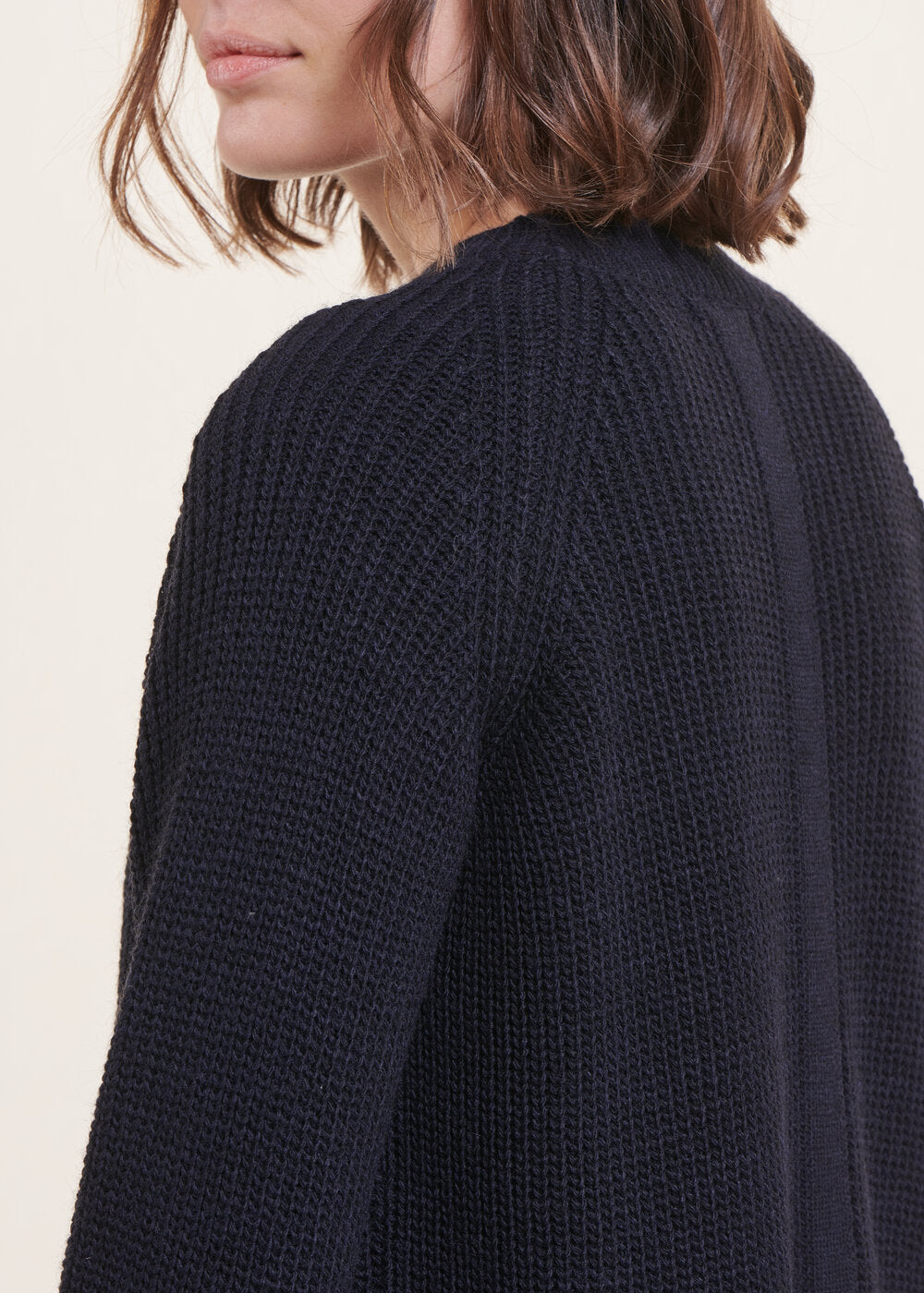 Marineblauer Pullover mit rundem Halsausschnitt