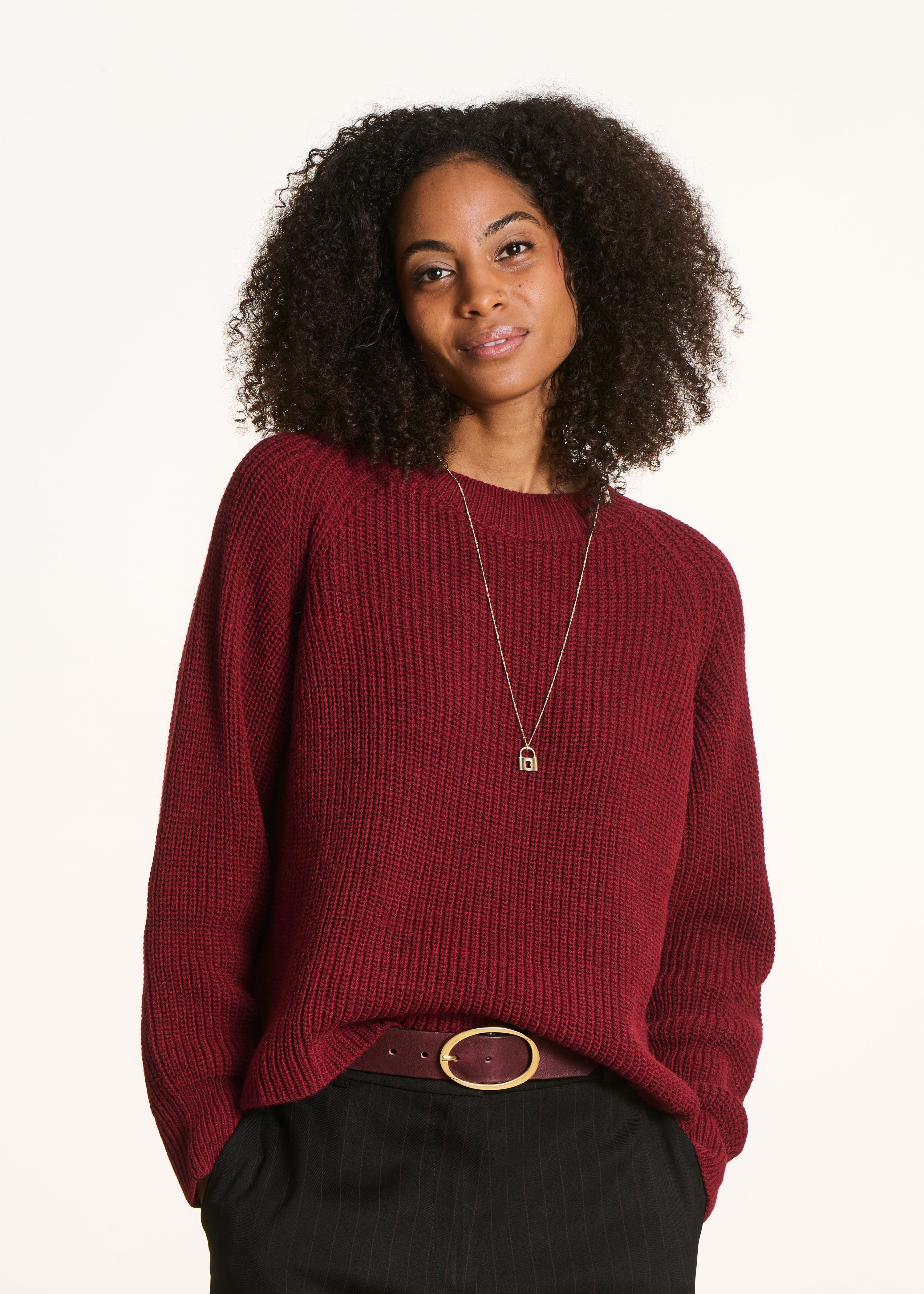 Jersey burdeos con cuello redondo en punto de canalé perlado