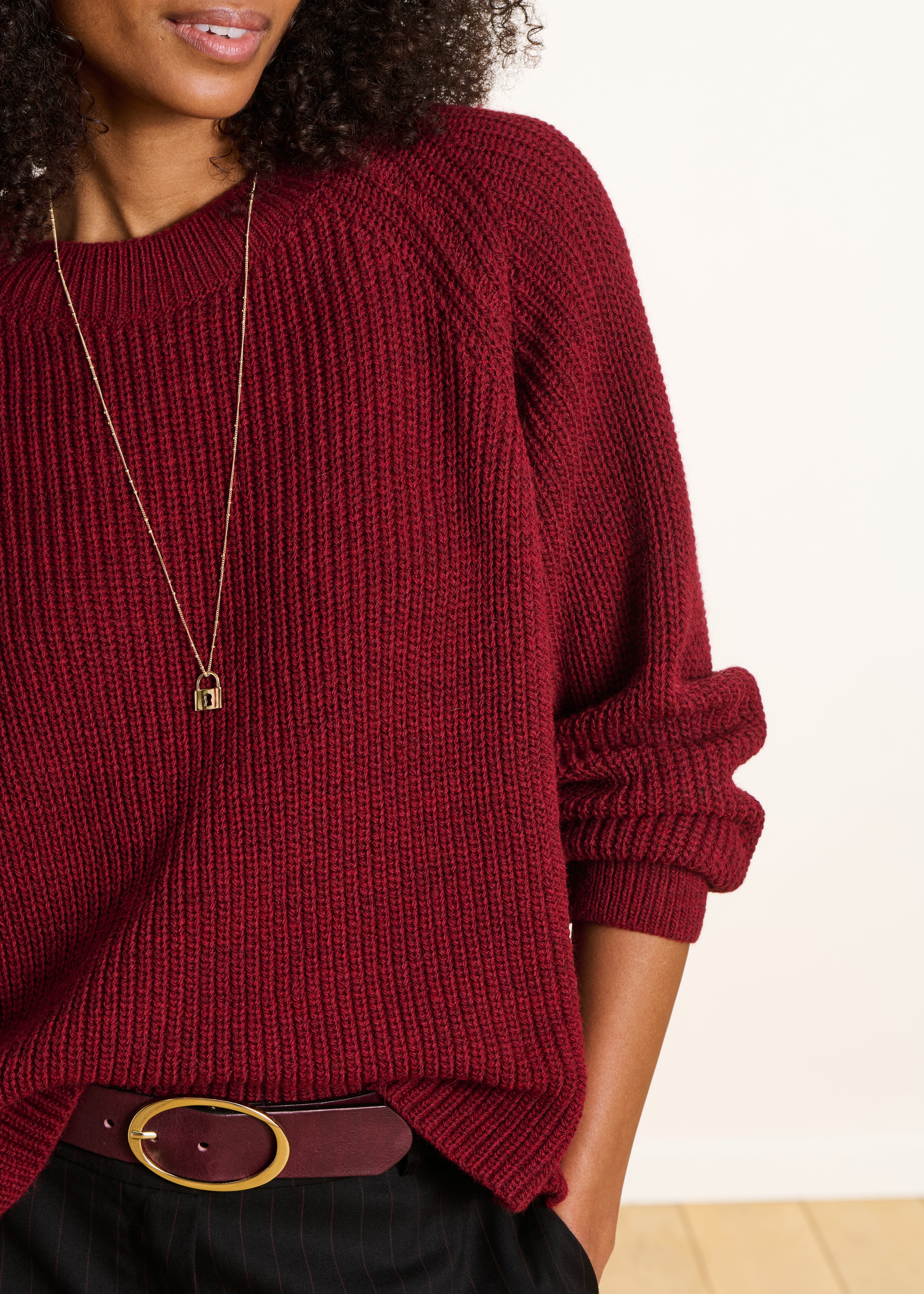 Jersey burdeos con cuello redondo en punto de canalé perlado