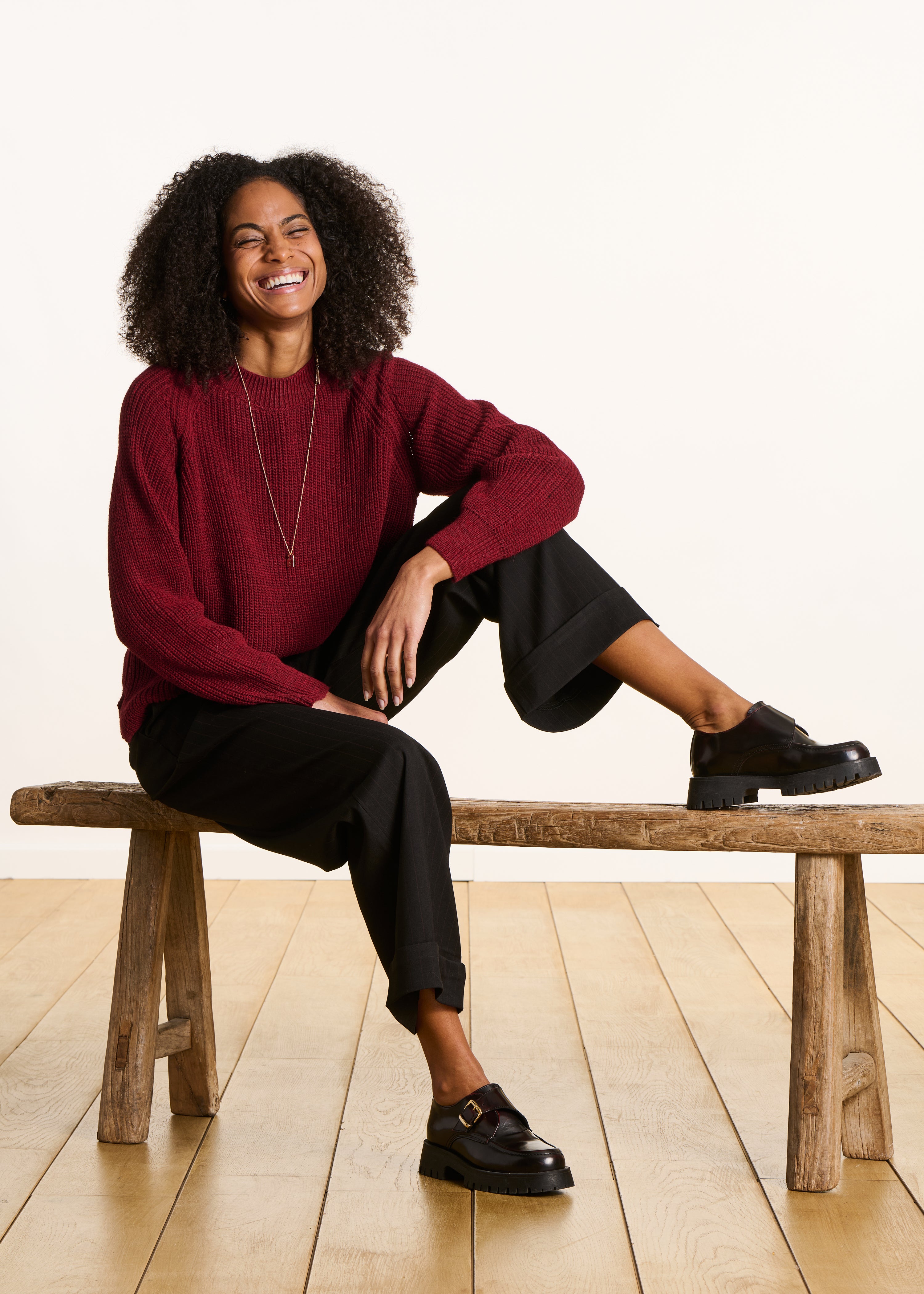 Jersey burdeos con cuello redondo en punto de canalé perlado