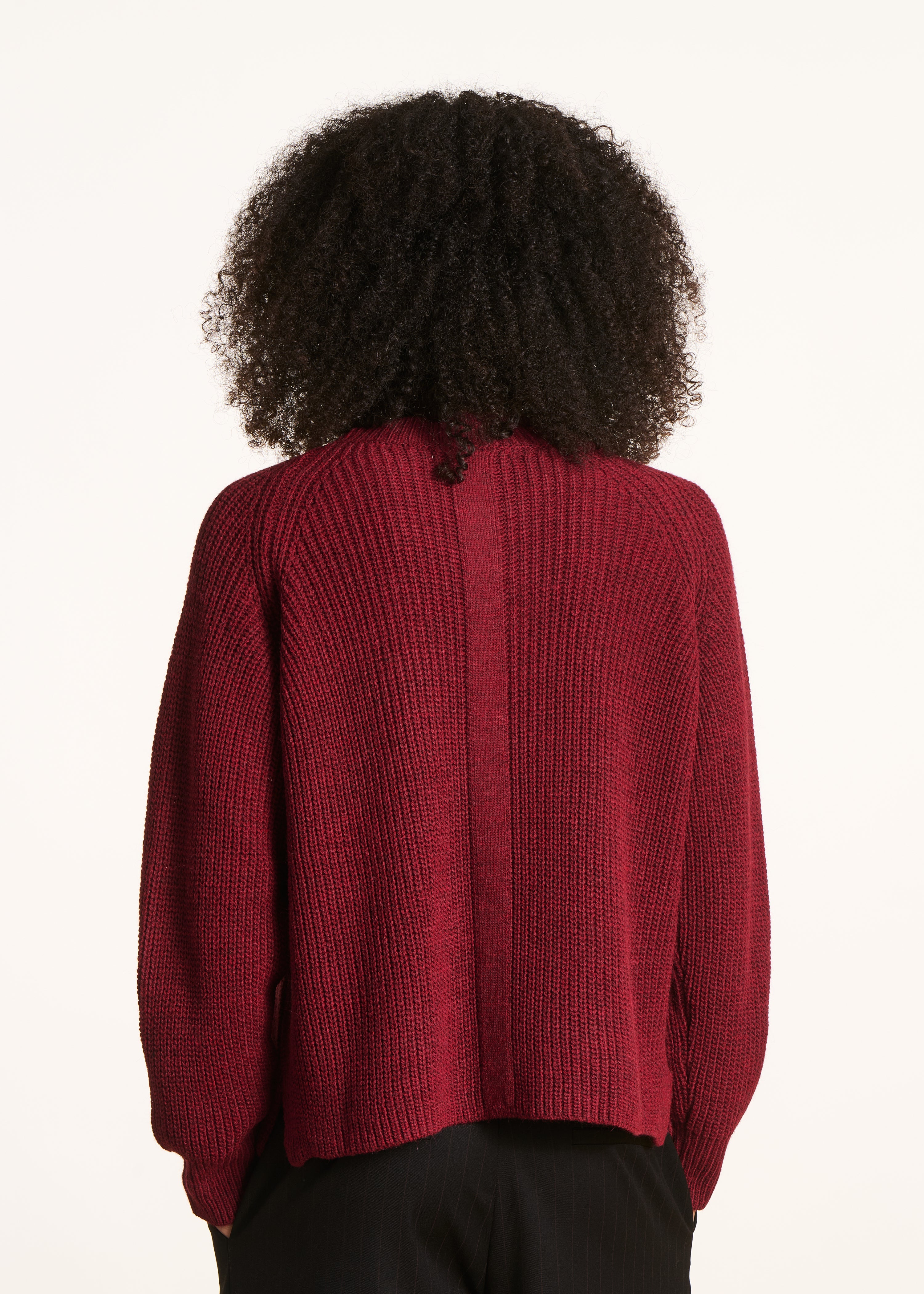 Jersey burdeos con cuello redondo en punto de canalé perlado