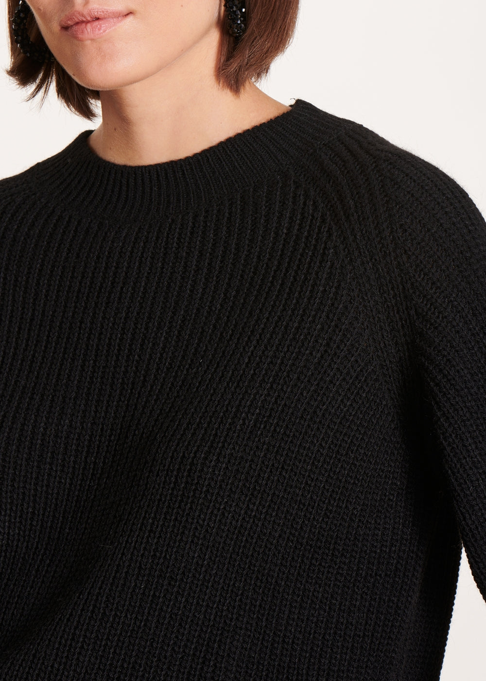 Camisola preto de gola redonda em malha canelada com pérolas