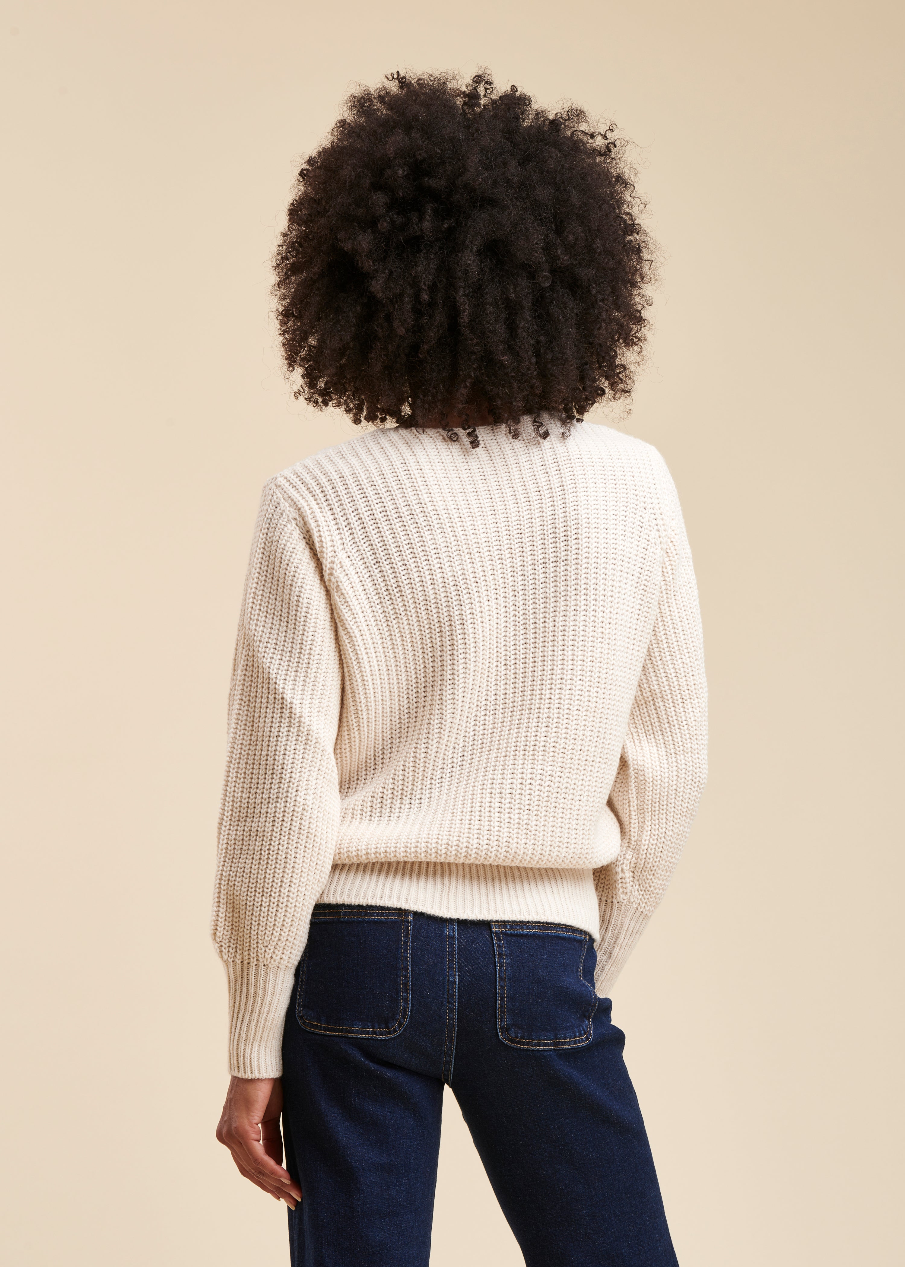 Short ecru V-neck jumper