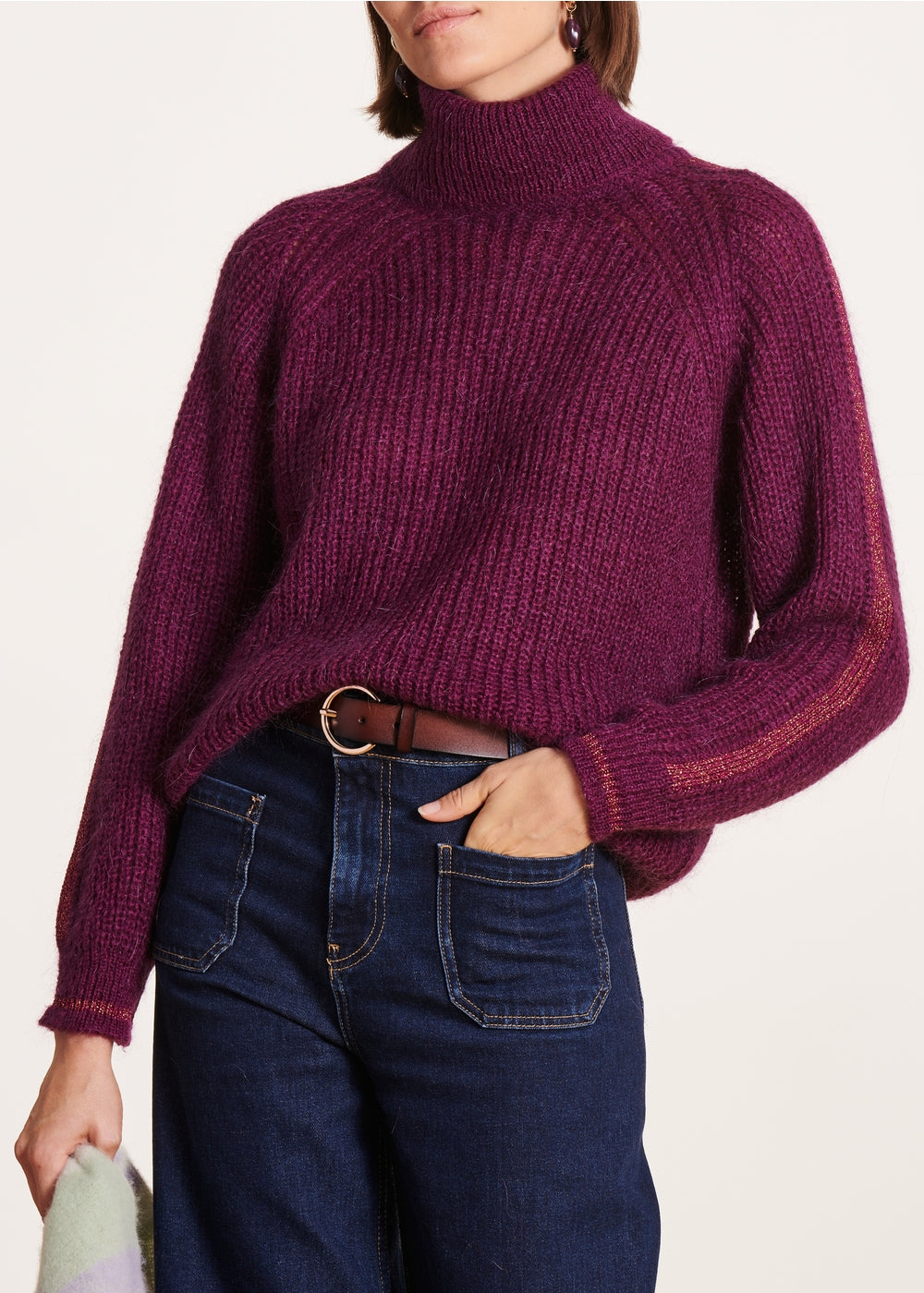 Loose-fitting purple jumper with scoop neck