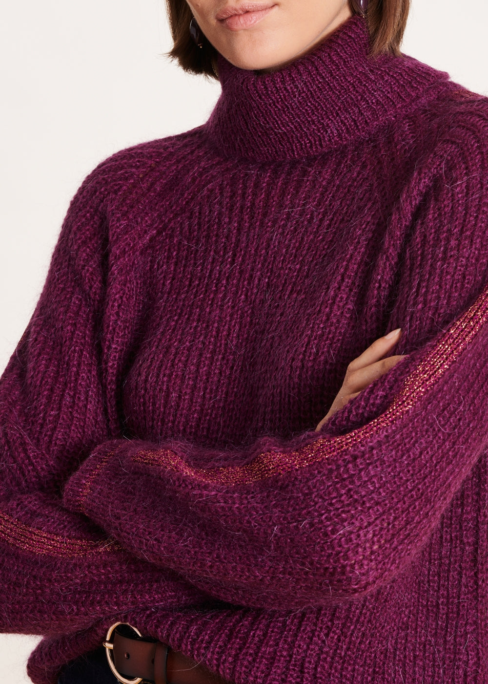Loose-fitting purple jumper with scoop neck