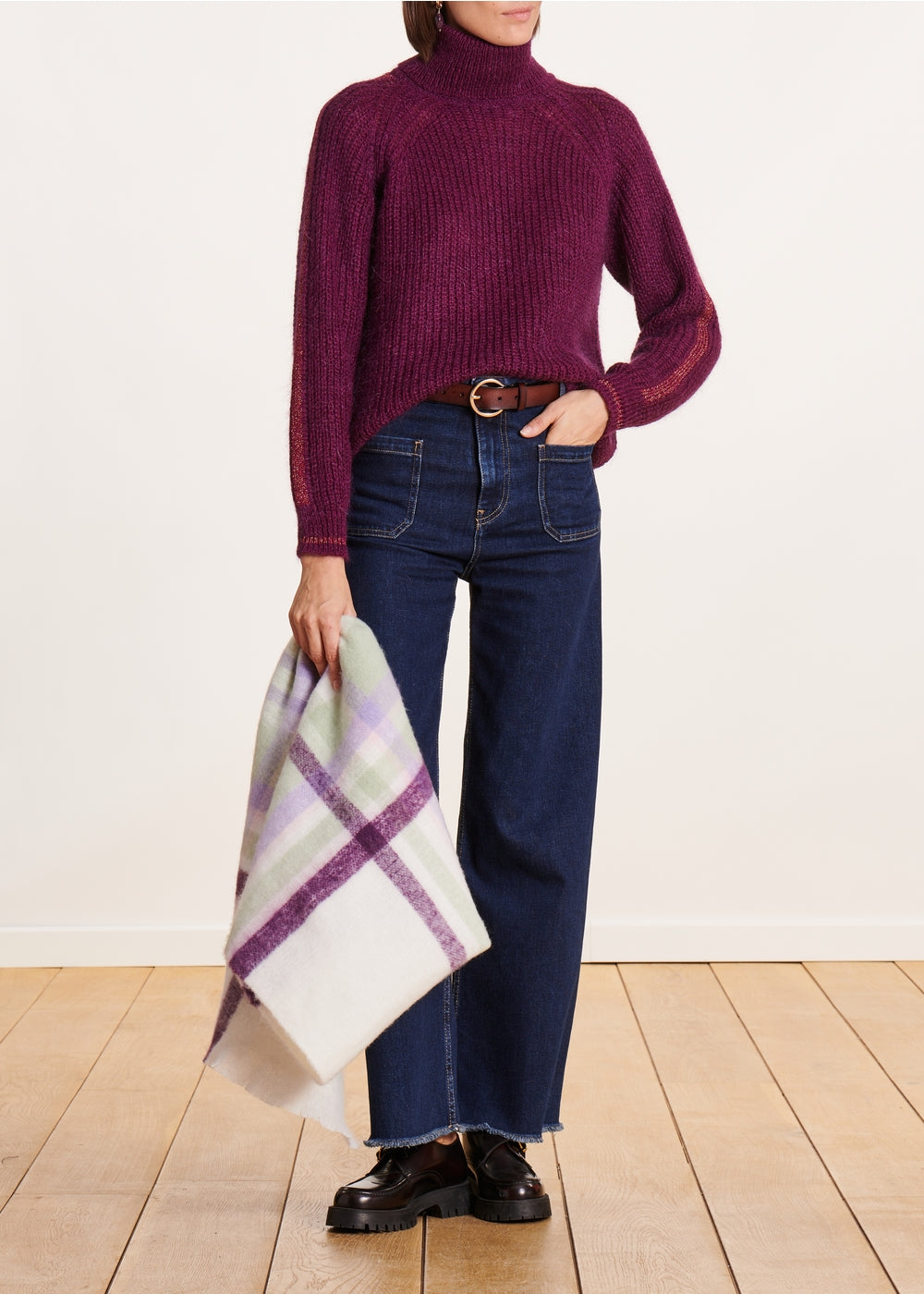 Loose-fitting purple jumper with scoop neck