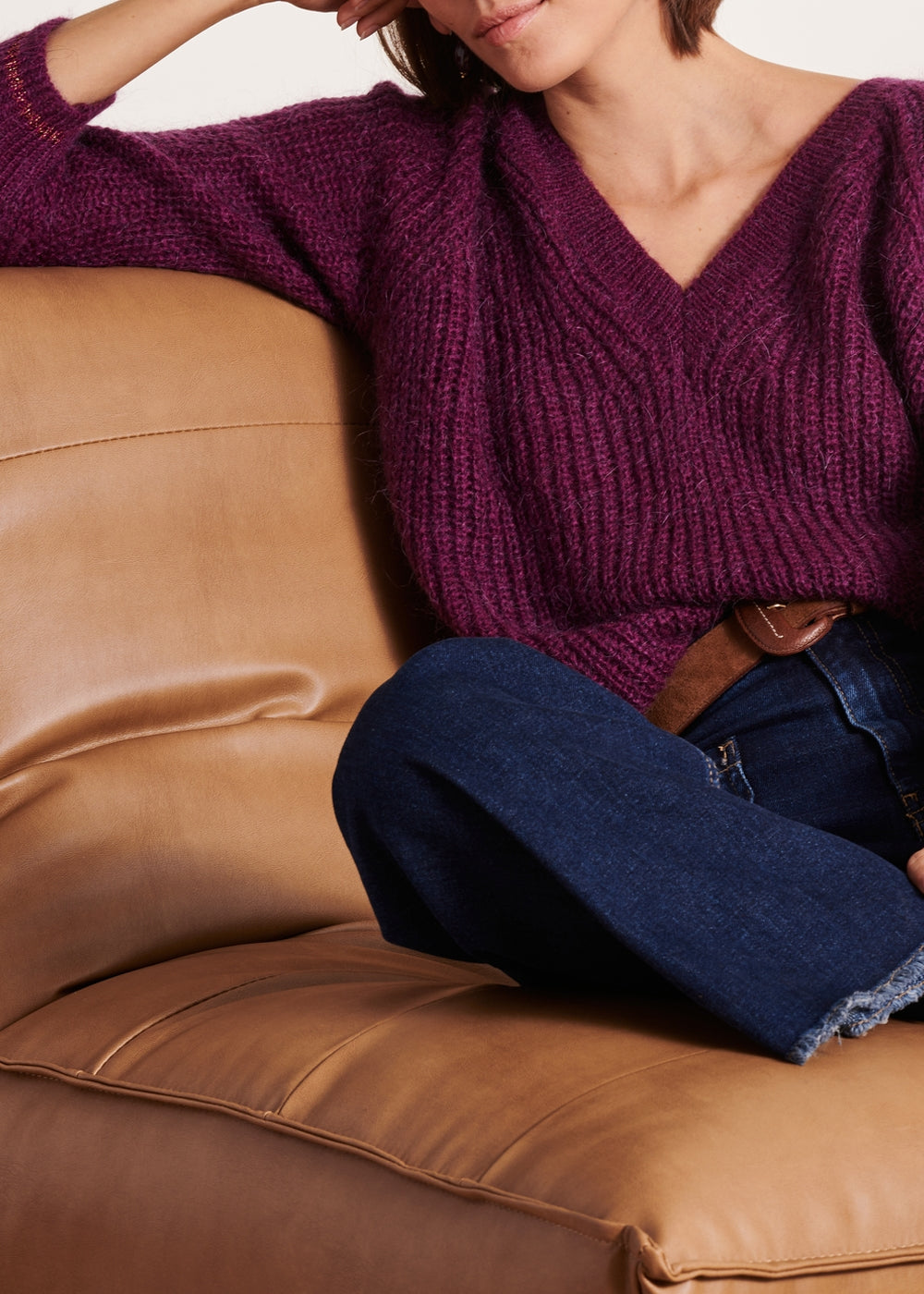 Violetter Pullover mit V-Ausschnitt und irisierender Masche