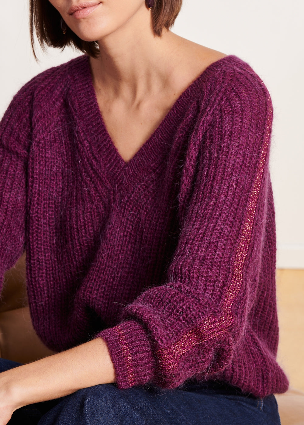 Violetter Pullover mit V-Ausschnitt und irisierender Masche
