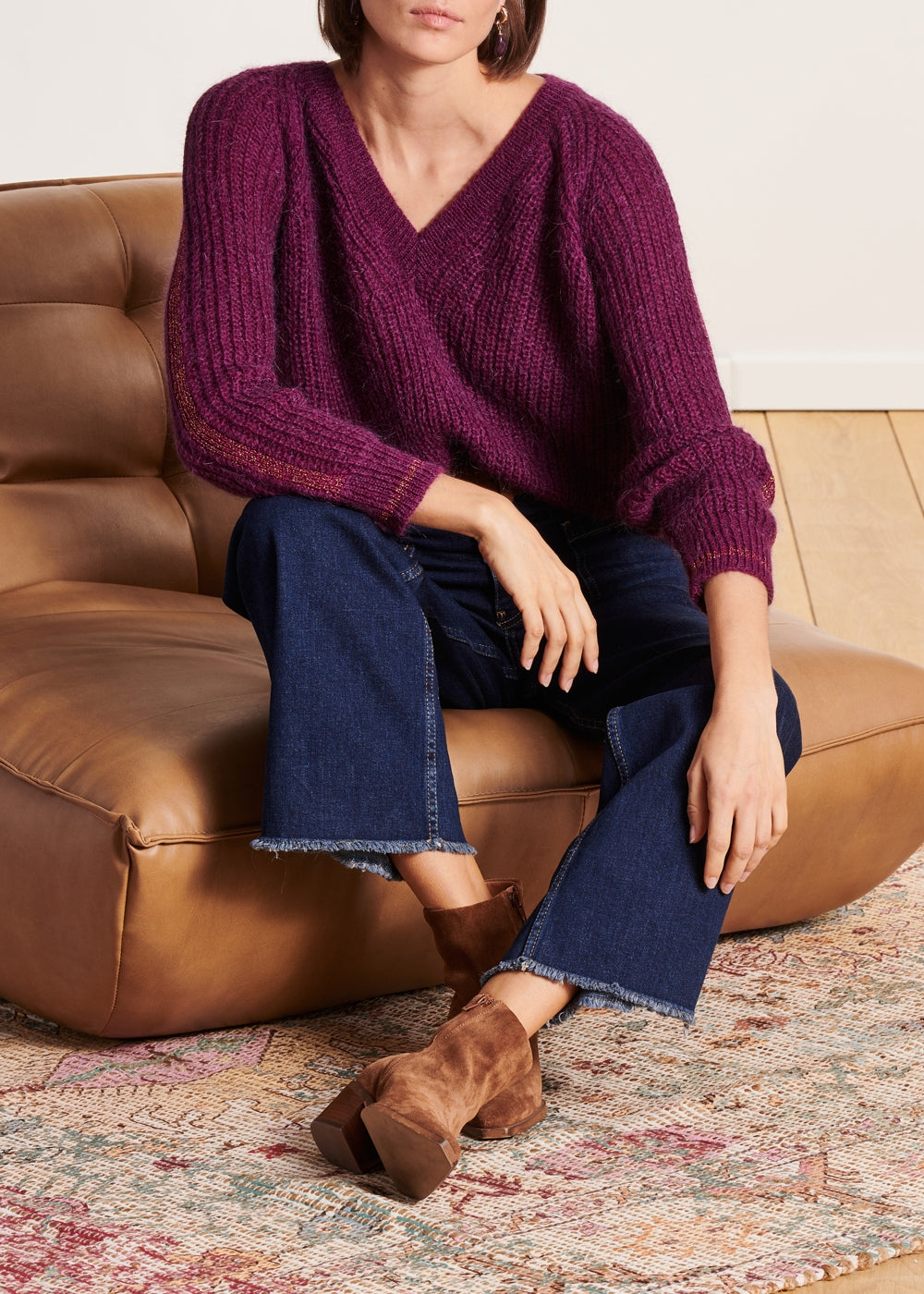 Violetter Pullover mit V-Ausschnitt und irisierender Masche