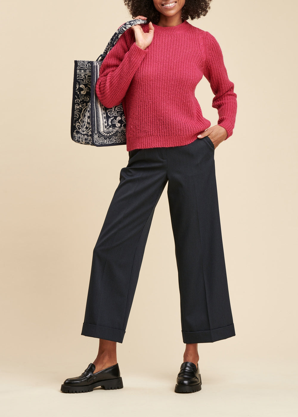 Rosafarbener Pullover mit rundem Halsausschnitt