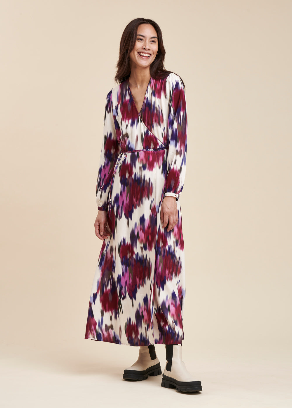 Vestido longo envolvente de viscose com estampa floral Ecovero.