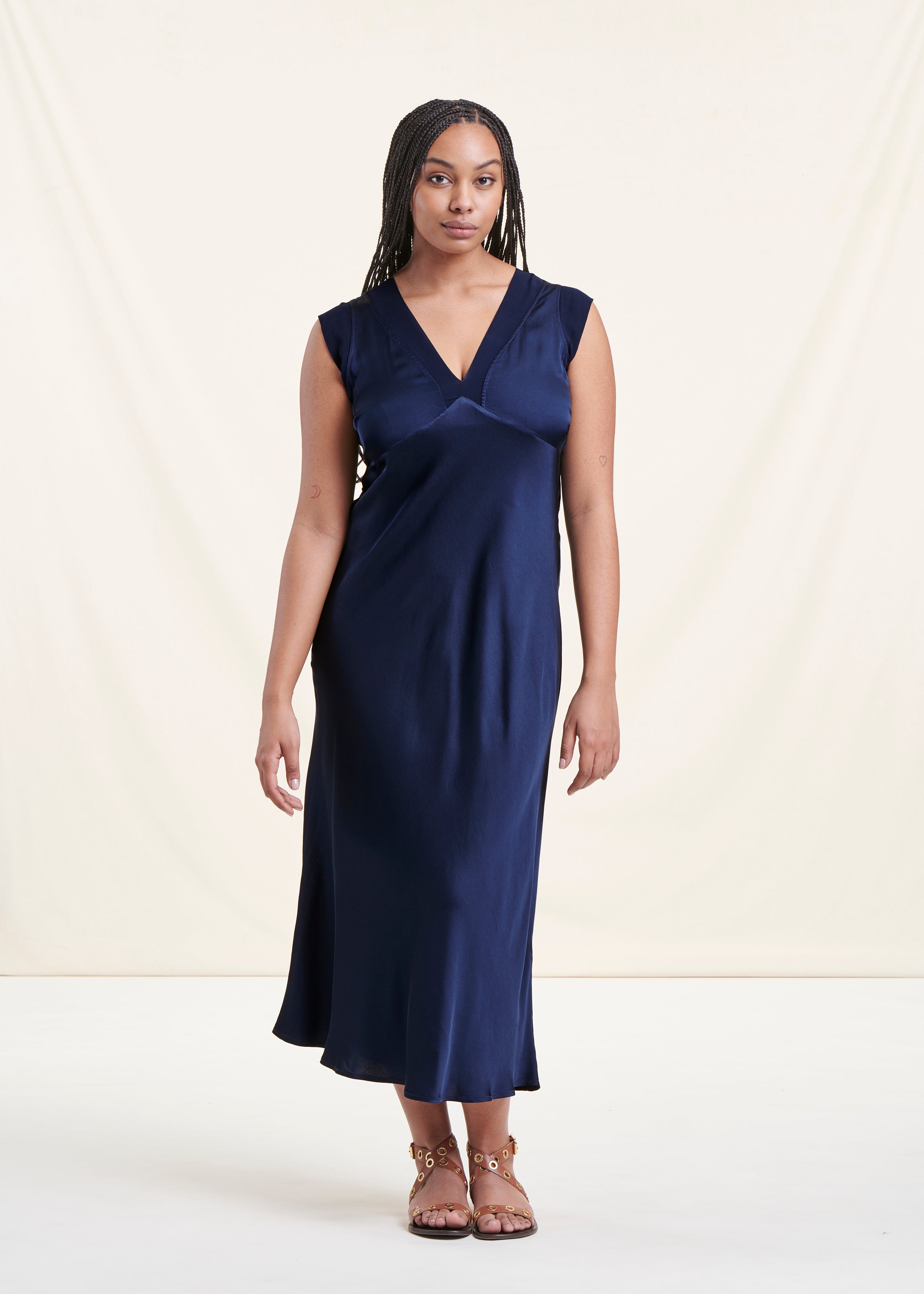 Vestido longo formal azul escuro e esvoaçante