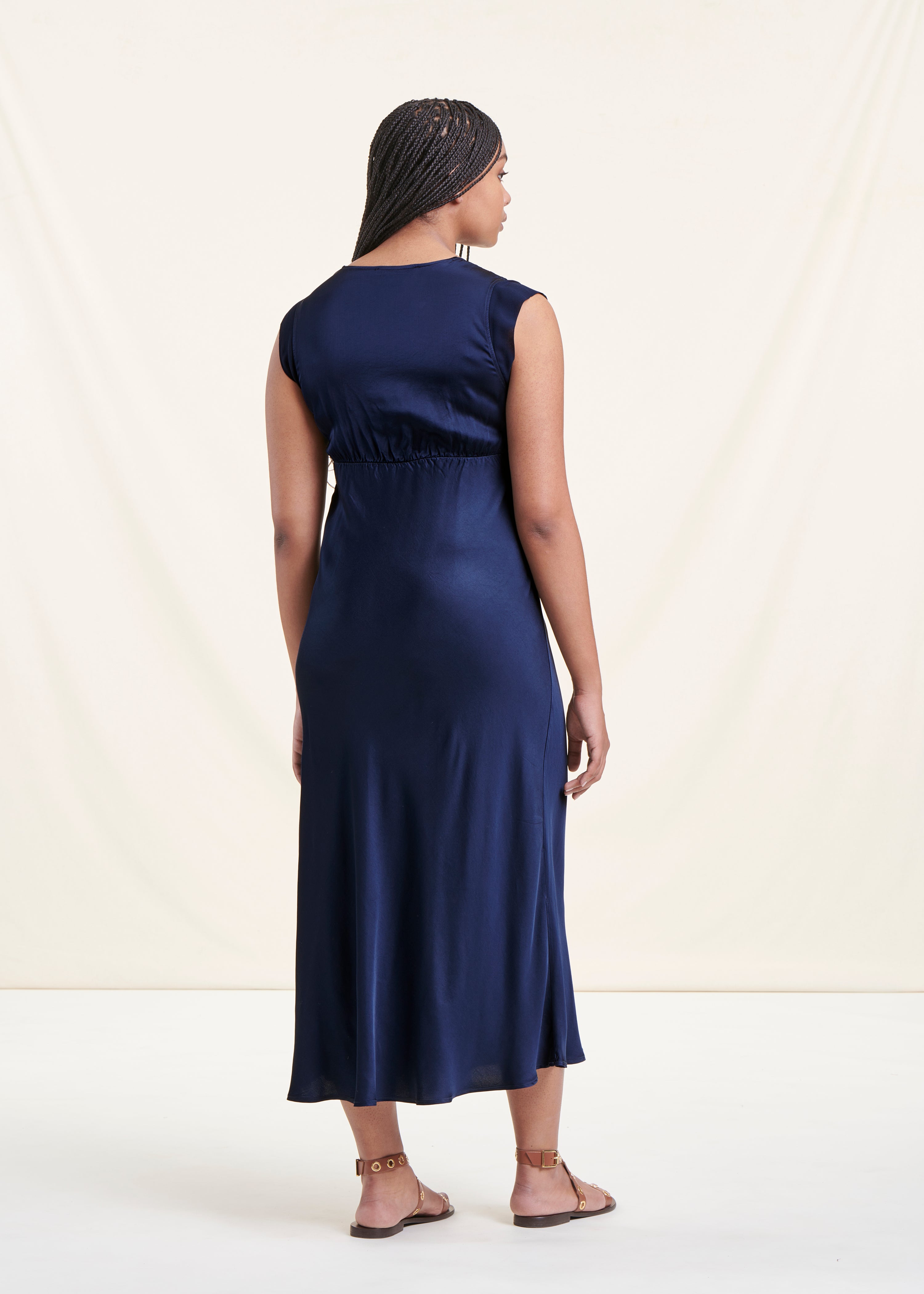 Vestido longo formal azul escuro e esvoaçante