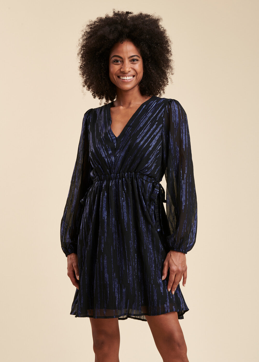 Robe courte cintrée en voile avec sequins