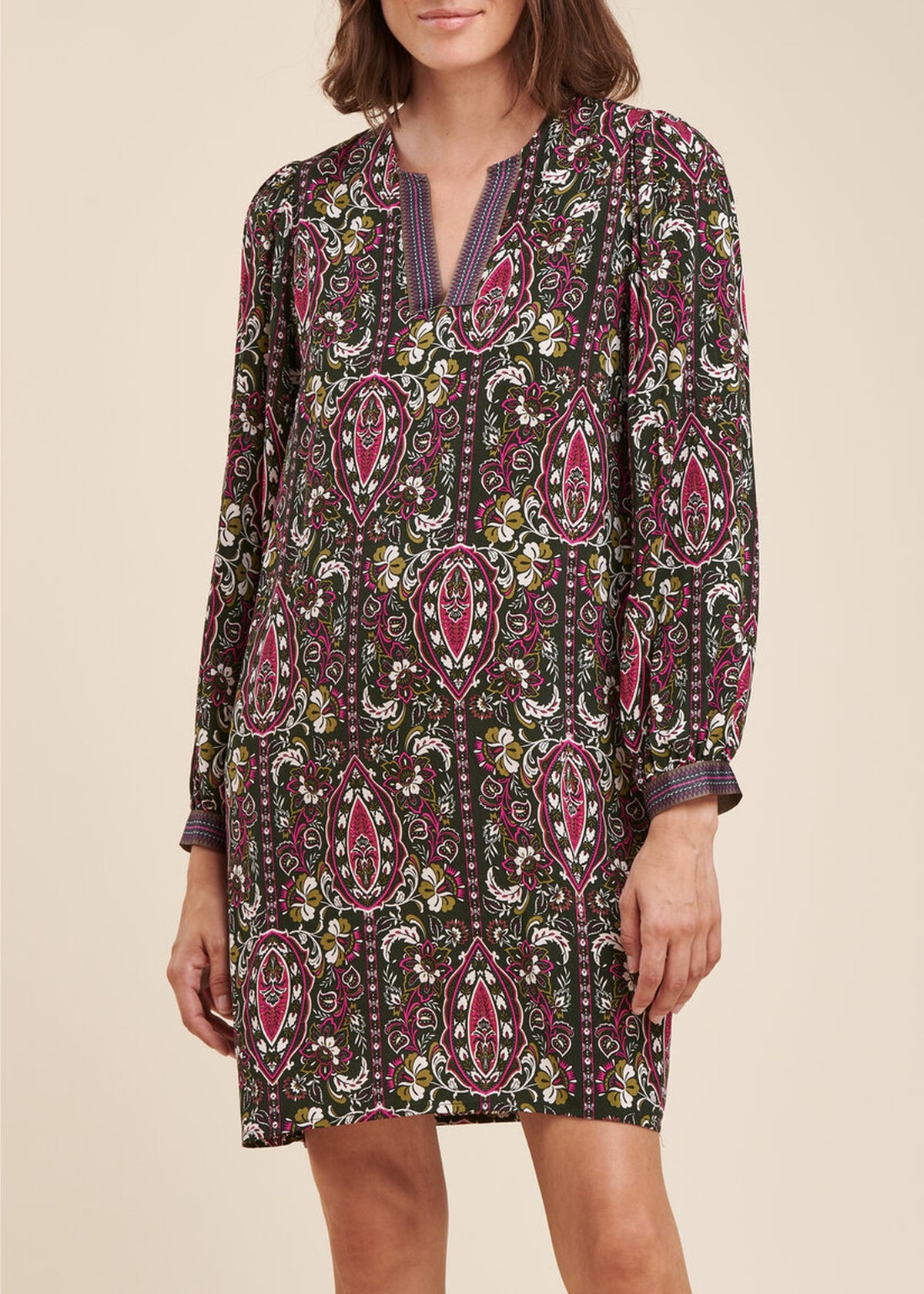 Kurzes Kleid aus Ecovero-Viskose mit Blumenmuster