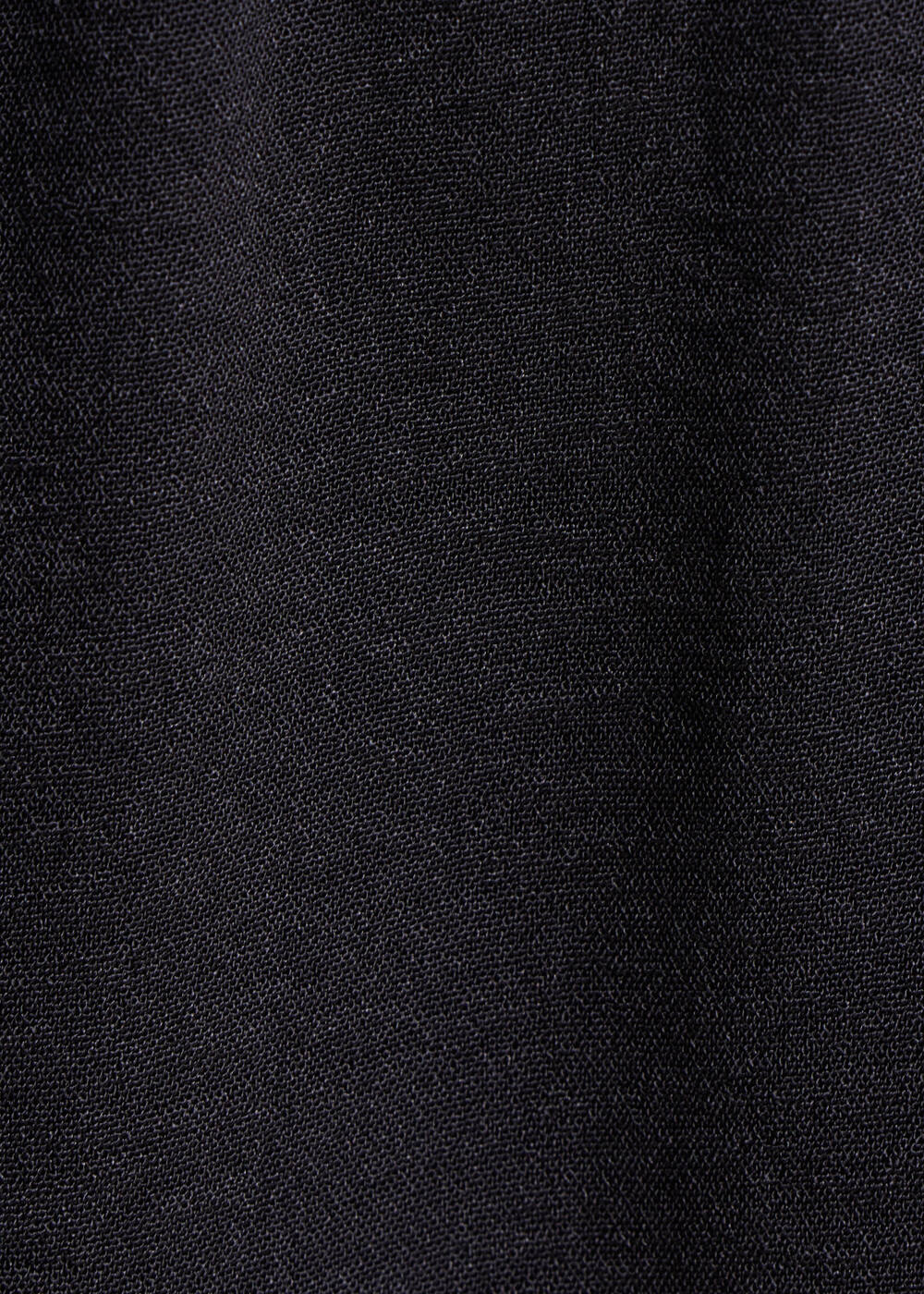 Langes schwarzes Wickelkleid mit langen Ärmeln