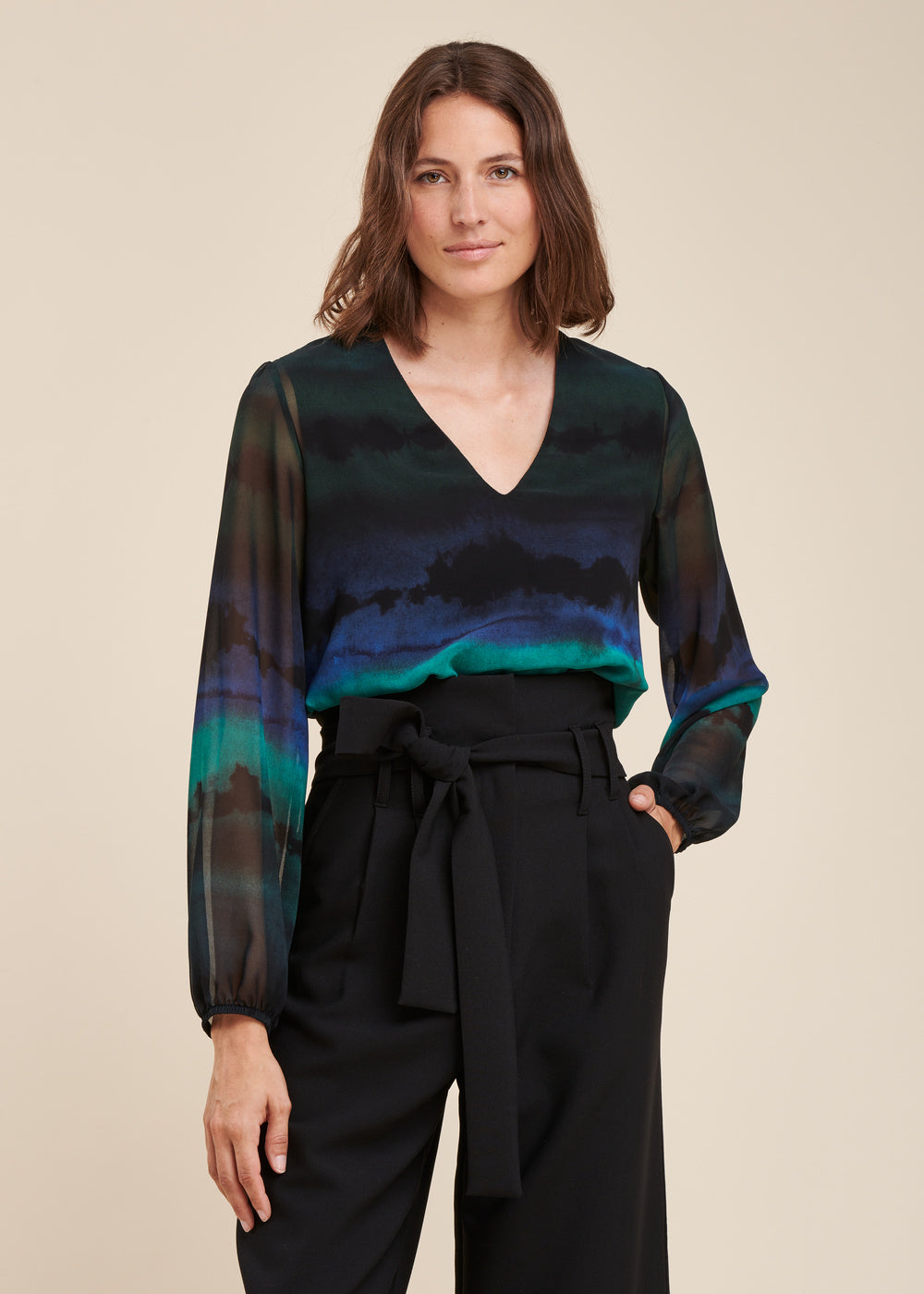 Top aus Polyester-Voile mit Batikmuster