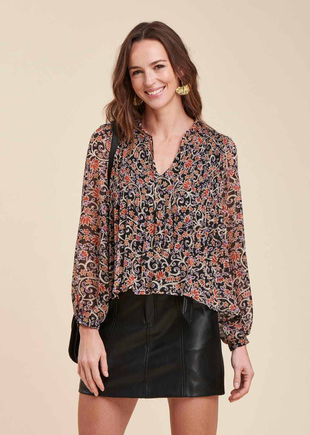 Top solto em voile plissado com estampa floral