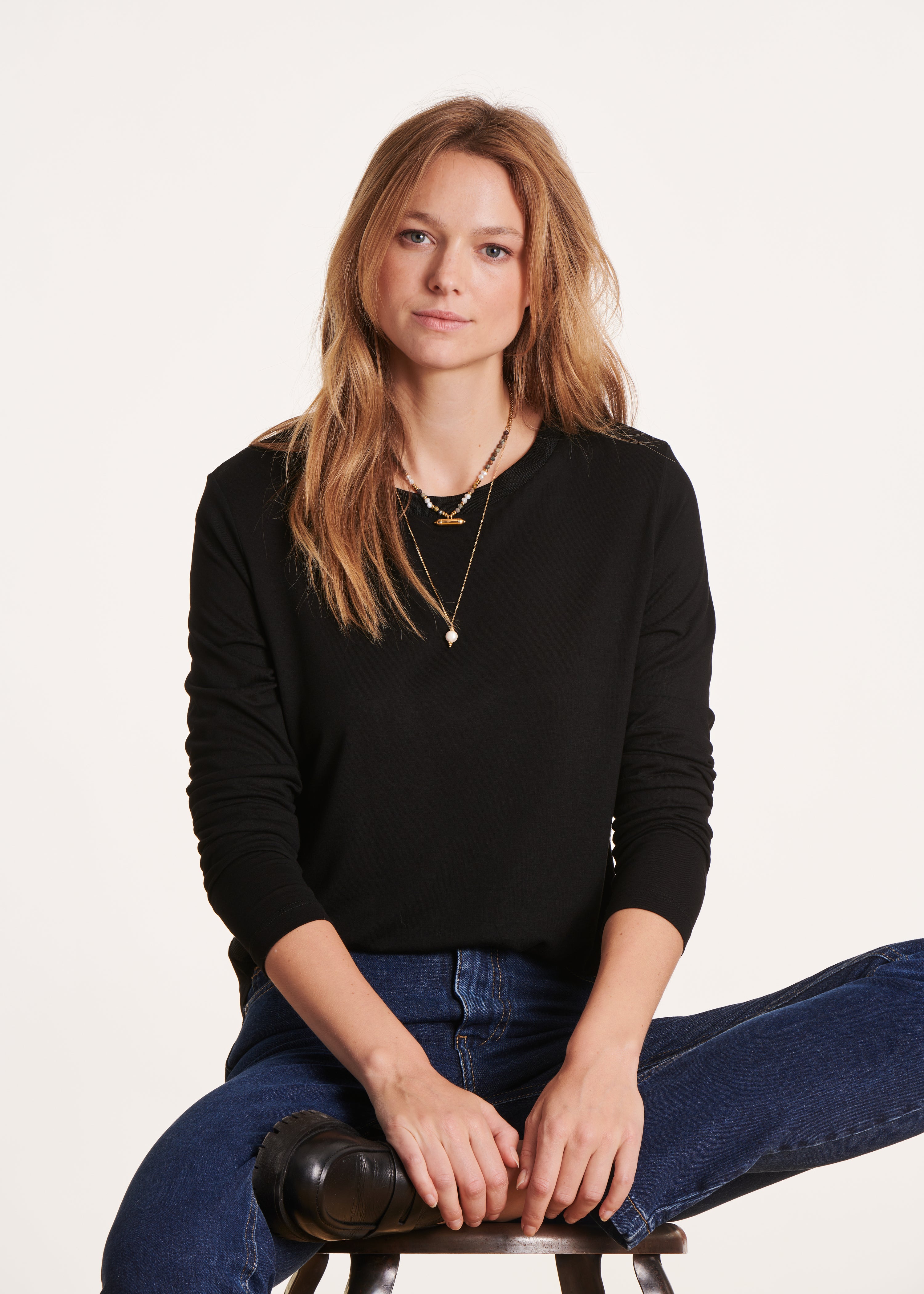 Black long-sleeved t-shirt with round neckline