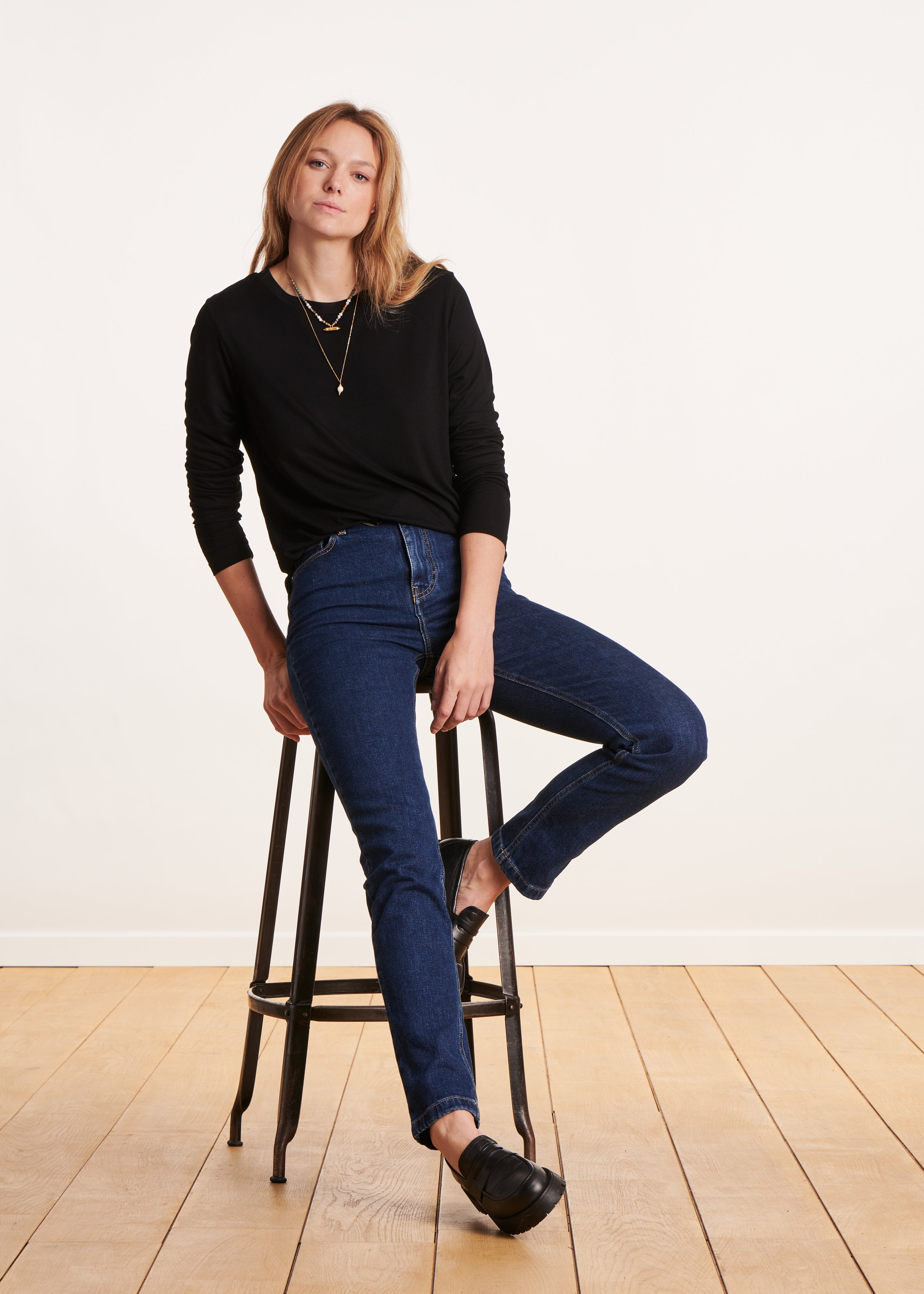 Black long-sleeved t-shirt with round neckline