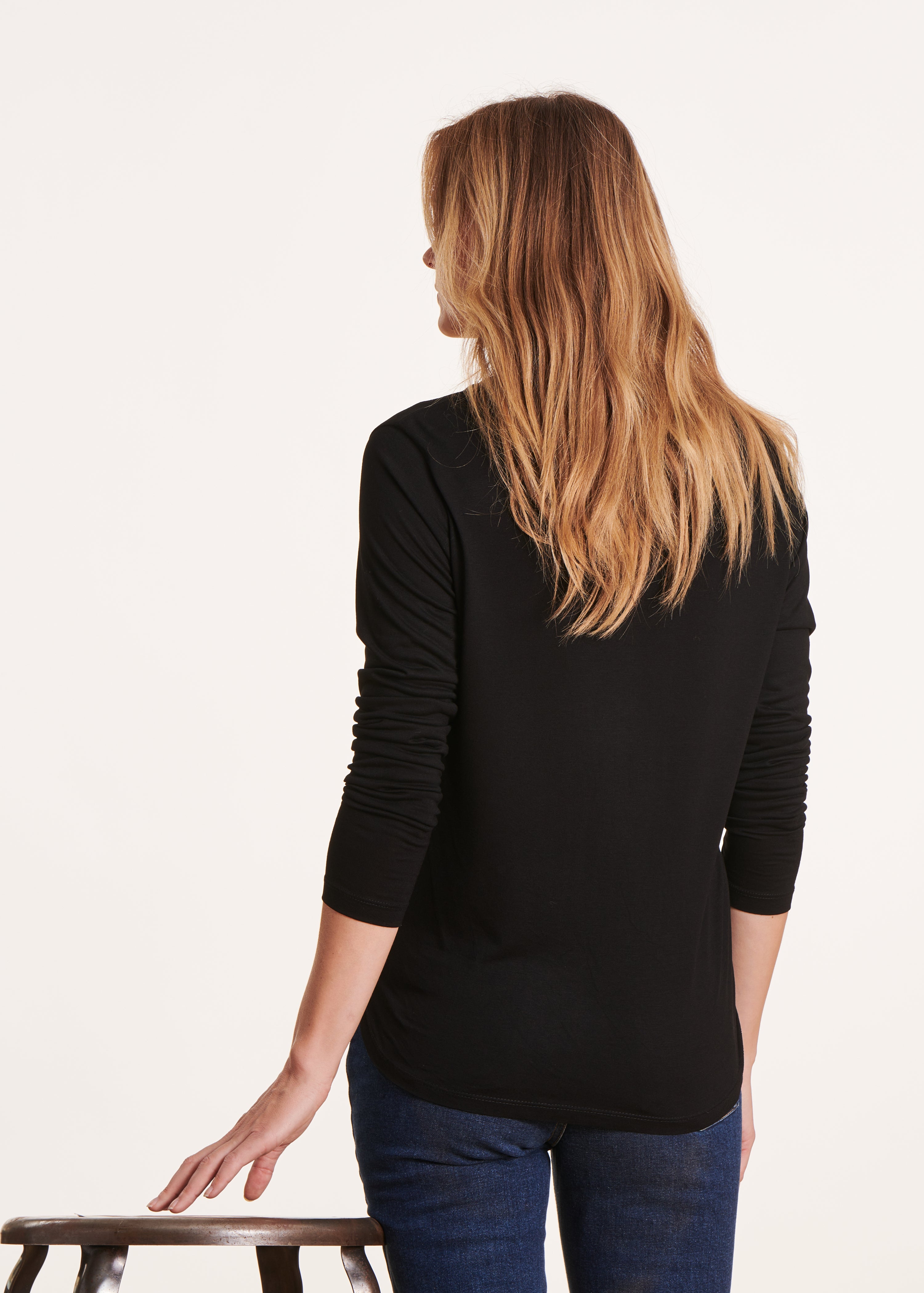 Black long-sleeved t-shirt with round neckline